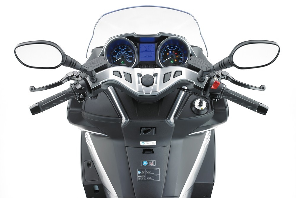 Cụm đồng hồ hiển thị của Kawasaki J125 kết hợp màn hình LCD và đồng hồ analog hiện thị tốc độ, vòng tua máy. J125 được bán ra thị trường với 3 màu tùy chọn: trắng, đen-xanh và đen ghi. 