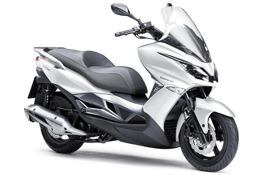 Xe tay ga của Kawasaki sử dụng phanh đĩa trước đường kính 260 mm, đĩa phah sau đường kính 240 mm. Hãng xe Nhật Bản cung cấp cho khách hàng phiên bản hỗ trợ ABS và không ABS. Bánh xe của J125 có kích thước 14 inch phía trước và 13 inch phía sau. Hệ thống treo phía sau có thể điều chỉnh 5 mức khác nhau. 