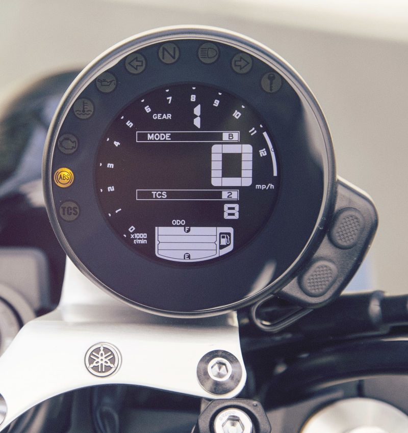 XSR900 2016 còn được tích hợp nhiều công nghệ tiên tiến như kiểm soát lực kéo, chống bó cứng phanh ABS, công nghệ điều khiển bướm ga độc quyền YCC-T...