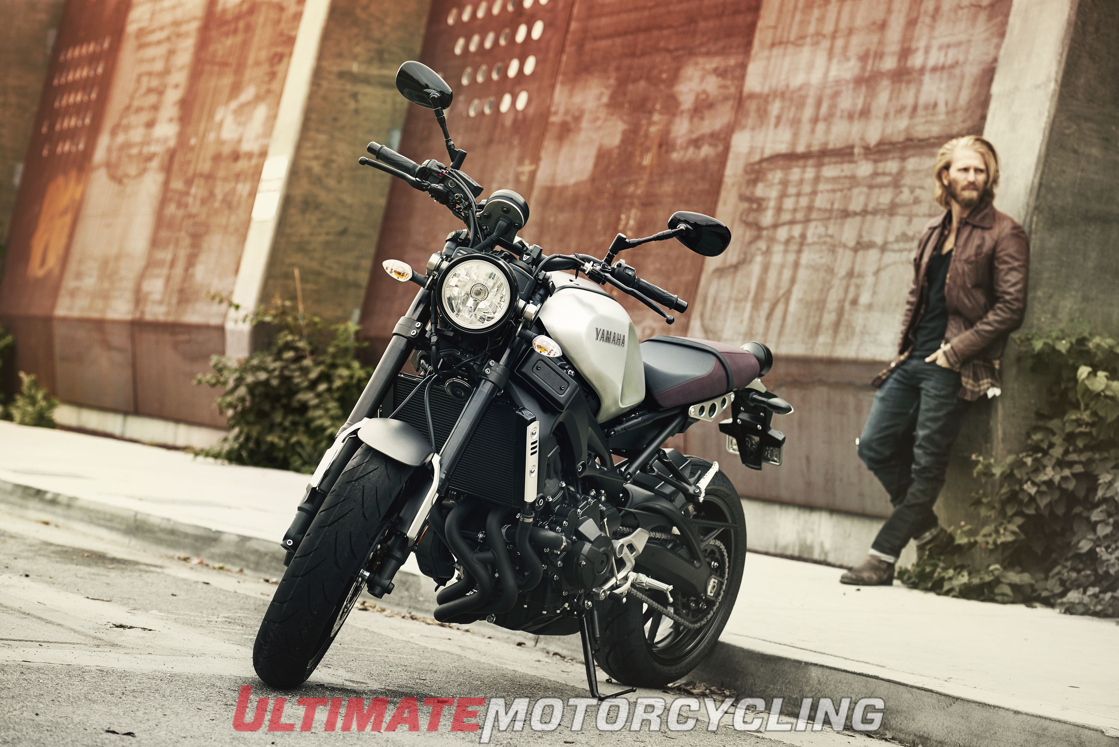 Tại thị trường châu Âu, XSR900 2016 có giá bán khoảng 9.600 euro. Xe có phiên bản màu xám và bản kỉ niệm 60 năm màu vàng. 