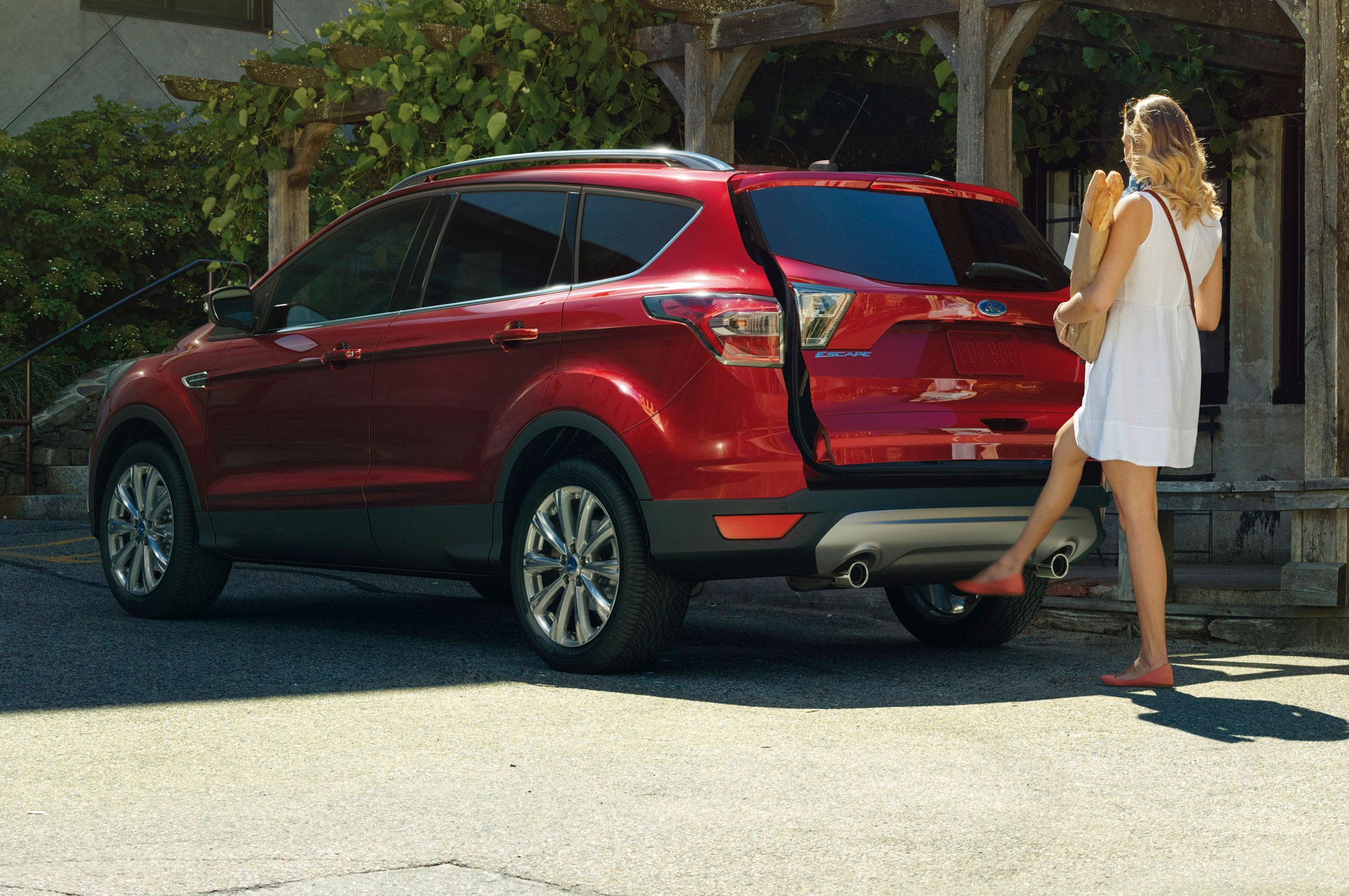 Những công nghệ hỗ trợ người lái khi điều khiển xe khác có thể kể đến phát hiện điểm mù, khởi hành ngang dốc, đèn pha tự động, kiểm soát hành trình, cảnh báo va chạm, giám sát làn đường...