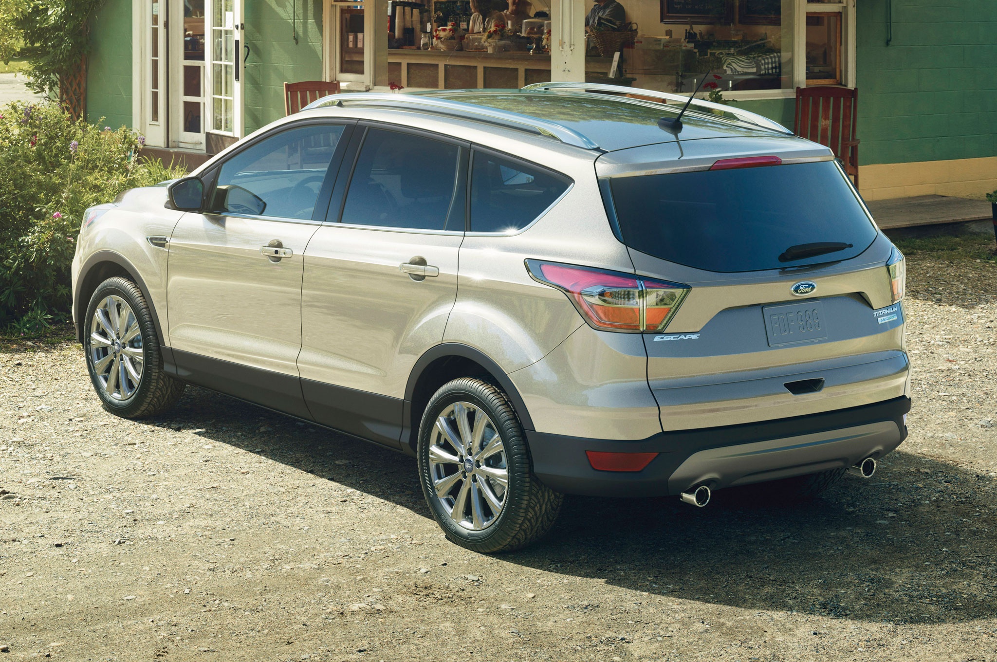 Bên dưới nắp ca pô, Escape 2017 có 2 tùy chọn động cơ Ecoboost. Phiên bản 1,5 lít thay thế động cơ 1,6 lít trước đây, tích hợp bộ tăng áp, cho công suất 180 mã lực và mô-men xoắn cực đại 250 Nm. Trong khi đó, bản 2,0 lít cho công suất 245 mã lực và mô-men xoắn cực đại 374 Nm.