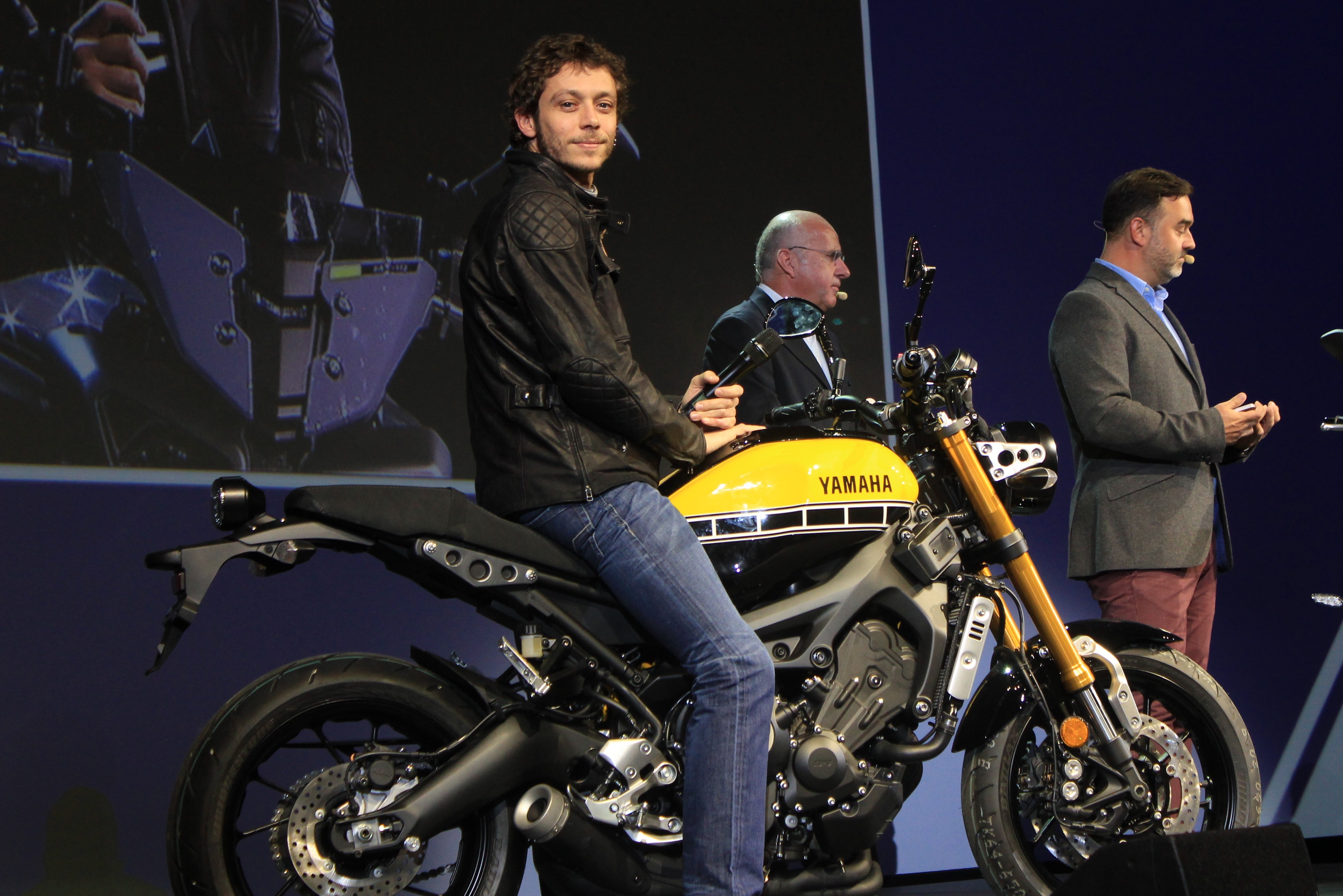 Valentino Rossi cuoi xe moi cua Yamaha trong le ra mat hinh anh