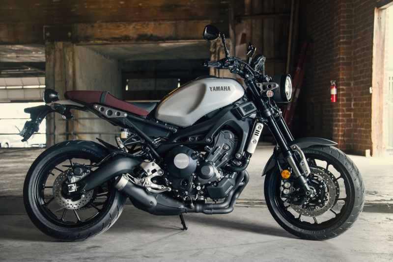 Cung cấp sức mạnh cho XSR900 cũng là động cơ tưng tự như FZ-09. Cụ thể, khối động cơ crossplane 3 xi-lanh dung tích 847 cc, mang lại cho XSR900 sức mạnh công suất 115 mã lực tại 10.000 vòng/phút và mô-men xoắn cực đại 87,5 Nm tại 8.500 vòng/phút, hộp số 6 cấp, phun xăng điện tử. 