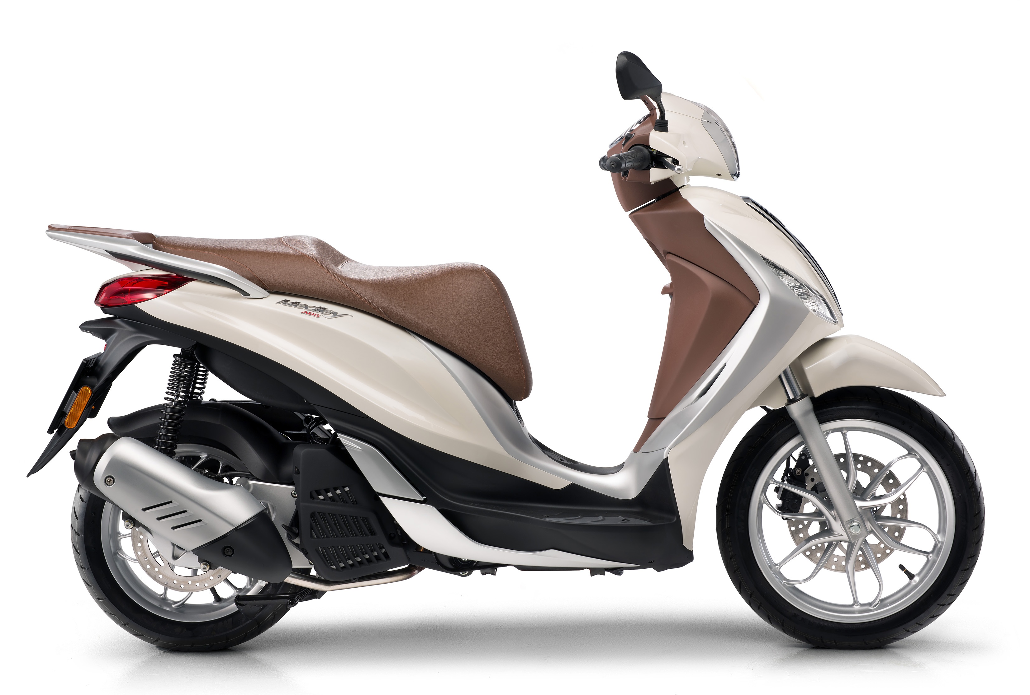 Tại triển lãm EICMA 2015, Piaggio giới thiệu tới khách tham quan chiếc Medley mới của hãng, bên cạnh Liberty ABS ra mắt trước đó. 