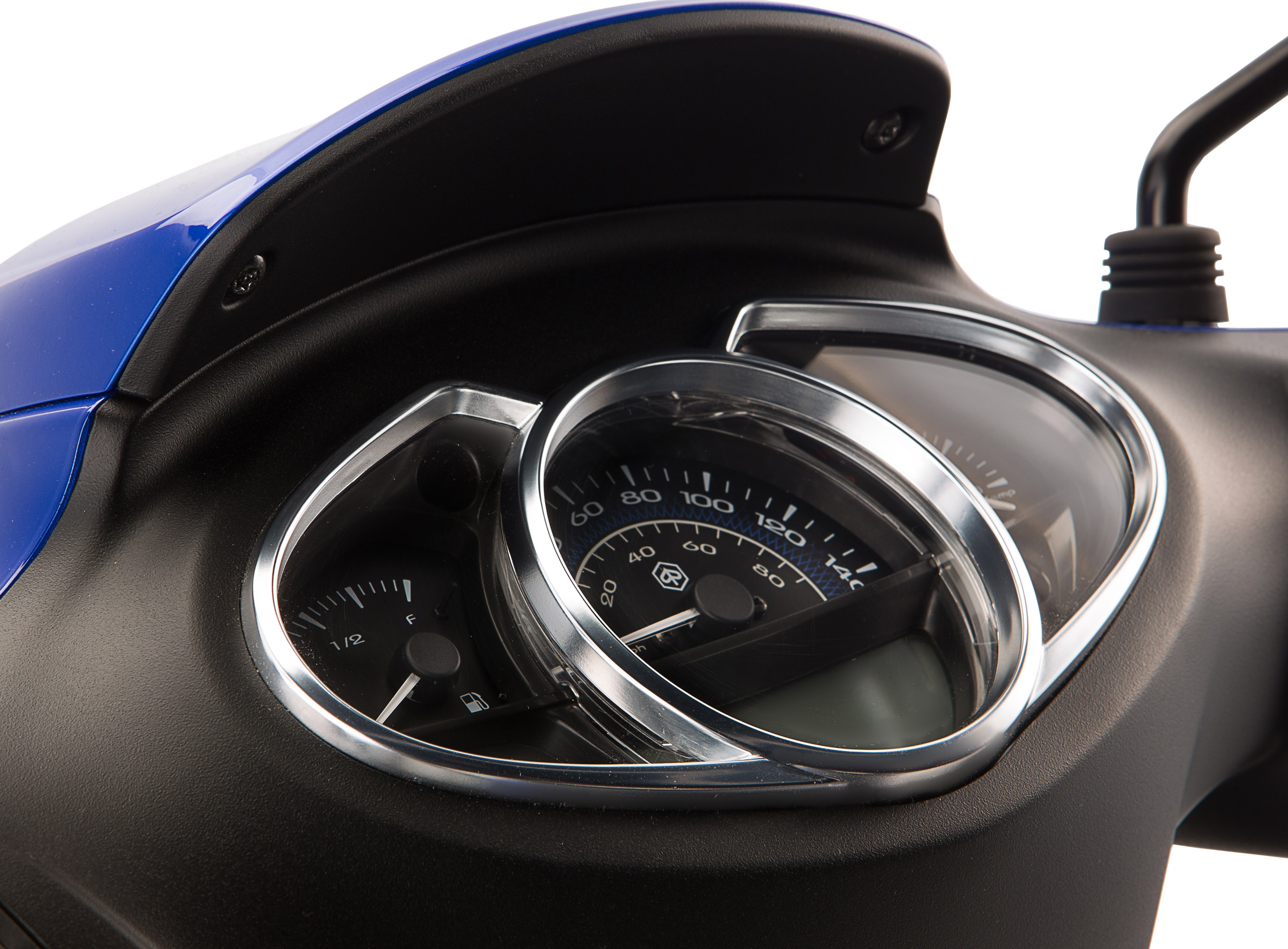 Ngoài ra, Medley của Piaggio còn có nhiều phụ kiện dành cho người dùng như hệ thống chống trộm, thùng đồ 30 hoặc 37 lít gắn ngoài, hệ thống xác định vị trí xe, hệ thống phát nhạc, kết nối điện thoại thông qua nền tảng Piaggio Multimedia Platform... Để sở hữu những tính năng này, người dùng sẽ phải trả thêm chi phí. Hiện tại, giá bán của xe chưa được bông bố. 