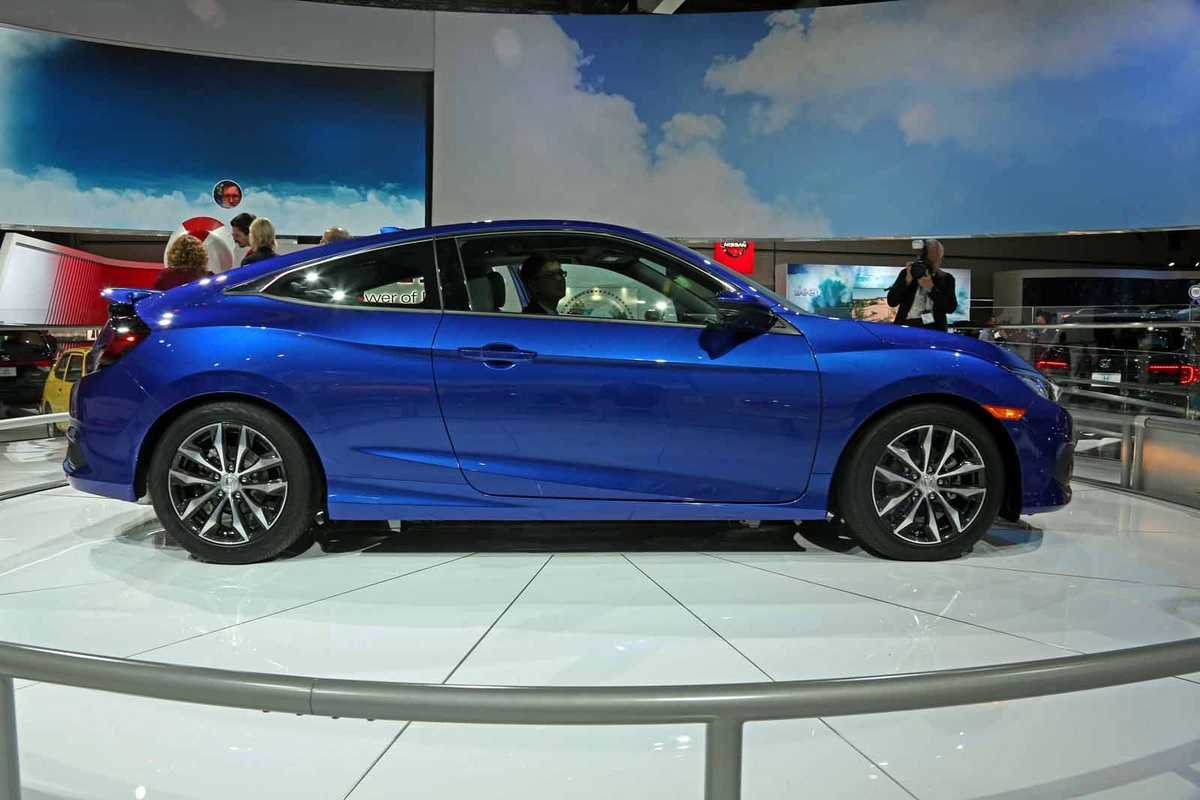 Mặc dù mang kiểu dáng thể thao, tuy nhiên Civic Coupe 2016 sở hữu không gian nội thất rộng rãi hơn so với thế hệ trước, hàng ghế sau có thêm khoảng 110 mm chiều dài khu vực để chân. Ngoài ra, Honda cũng chú trọng đến việc sử dụng những chất liệu cao cấp hơn cho nội thất xe so với phiên bản trước. 