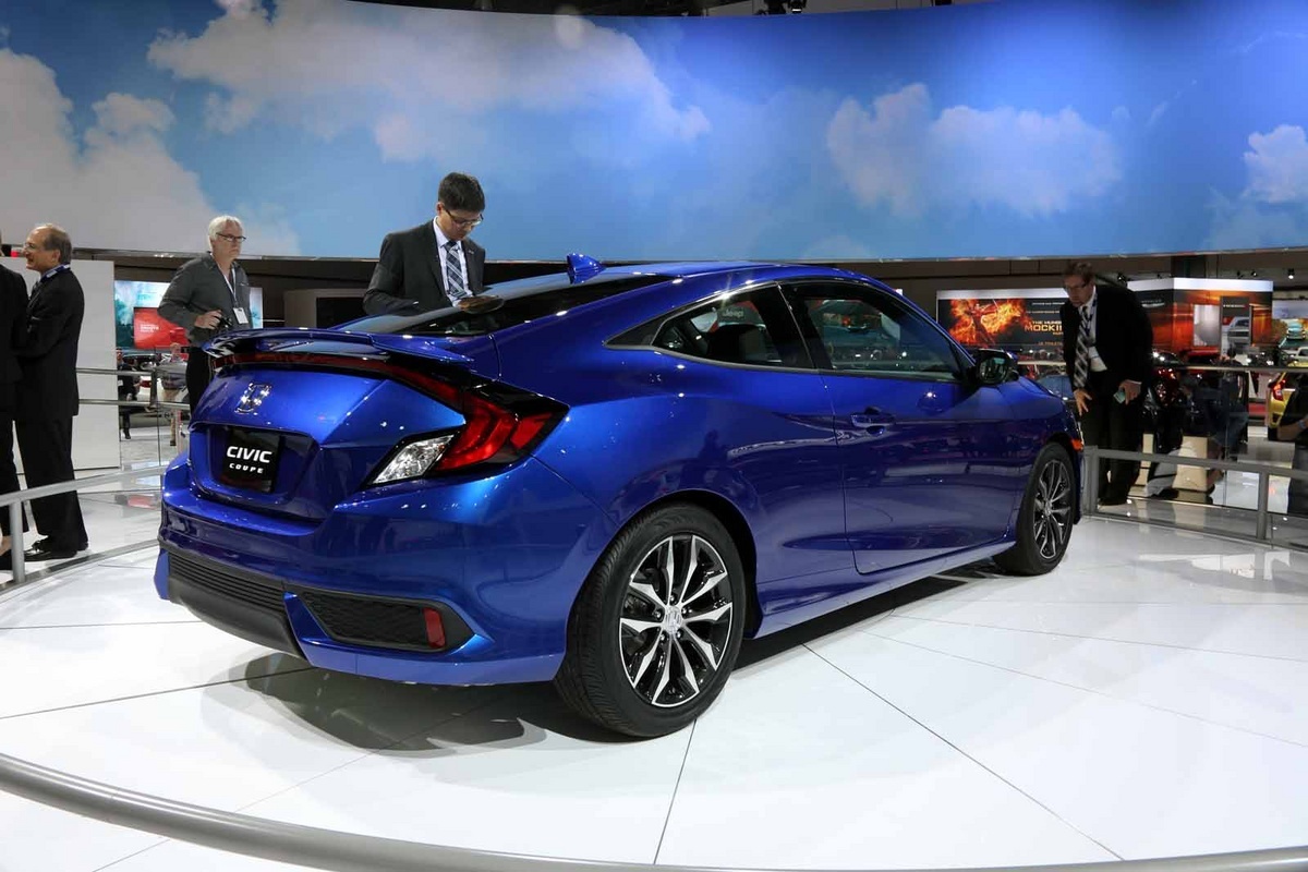 Cung cấp sức mạnh cho Civic Coupe là động cơ i-VTEC 2.0L, hút khí tự nhiên, mang lại công suất 158 mã lực và mô-men xoắn cực đại 187 Nm. Ngoài ra, người dùng còn có tuỳ chọn phiên bản sử dụng động cơ 1.5L tăng áp, cho công suất 17 mã lực và mô-men xoắn cực đại 220 Nm. Xe có 2 tuỳ chọn hộp số tự động CVT và số sàn 6 cấp. Hiện tại, giá bán của Civic Coupe chưa được công bố. 