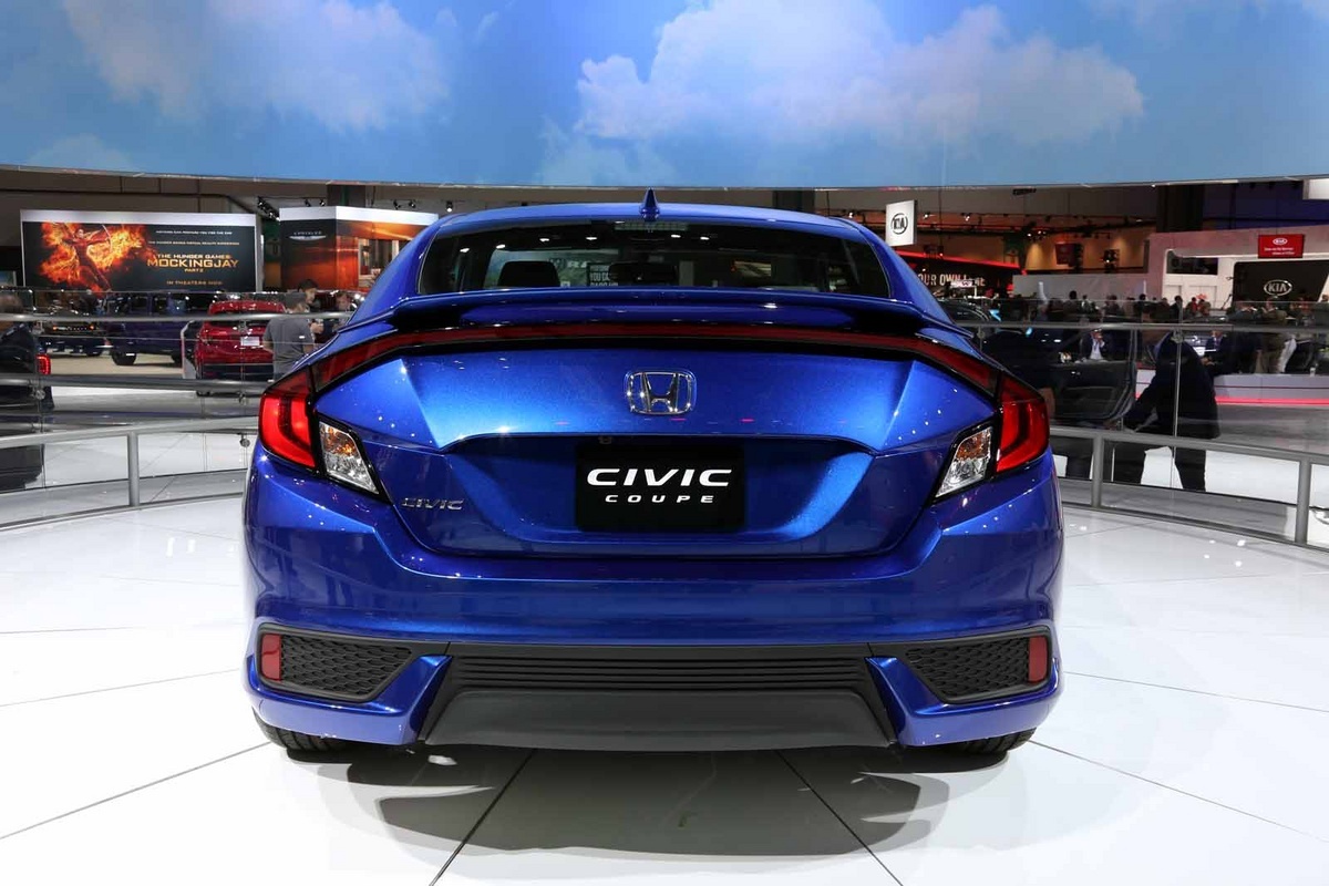 Thiết kế phần đầu của Civic Coupe giống hệt phiên bản sedan, tuy nhiên từ trụ A trở về sau lại khác biệt. Mui xe vuốt thấp về phía sau khoảng gần 25 mm so với phiên bản sedan. Bên cạnh đó, đuôi xe cũng giảm kích thước, khiến chiều dài tổng thể của Civic Coupe giảm khoảng 140 mm. Đội ngũ kỹ sư của Honda đã thiết kế lại đuôi xe, nối liền 2 đèn chiếu hậu với nhau.