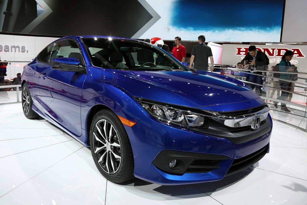 Trang bị tiêu chuẩn trên Civic Coupe 2016 gồm đèn pha tự động tắt/bật, đèn LED chạy ban ngày, hệ thống phanh tay điện tử…