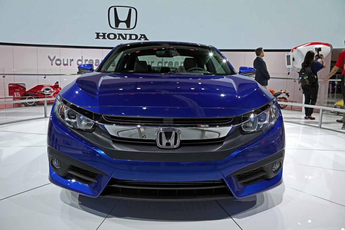 Trục cơ sở của xe được kéo dài thêm khoảng 76,2 mm, thân xe rộng hơn và hạ thấp vị trí ngồi. Do đó, Civic Coupe mang diện mạo thêm phân thể thao so với người anh em 4 cửa.