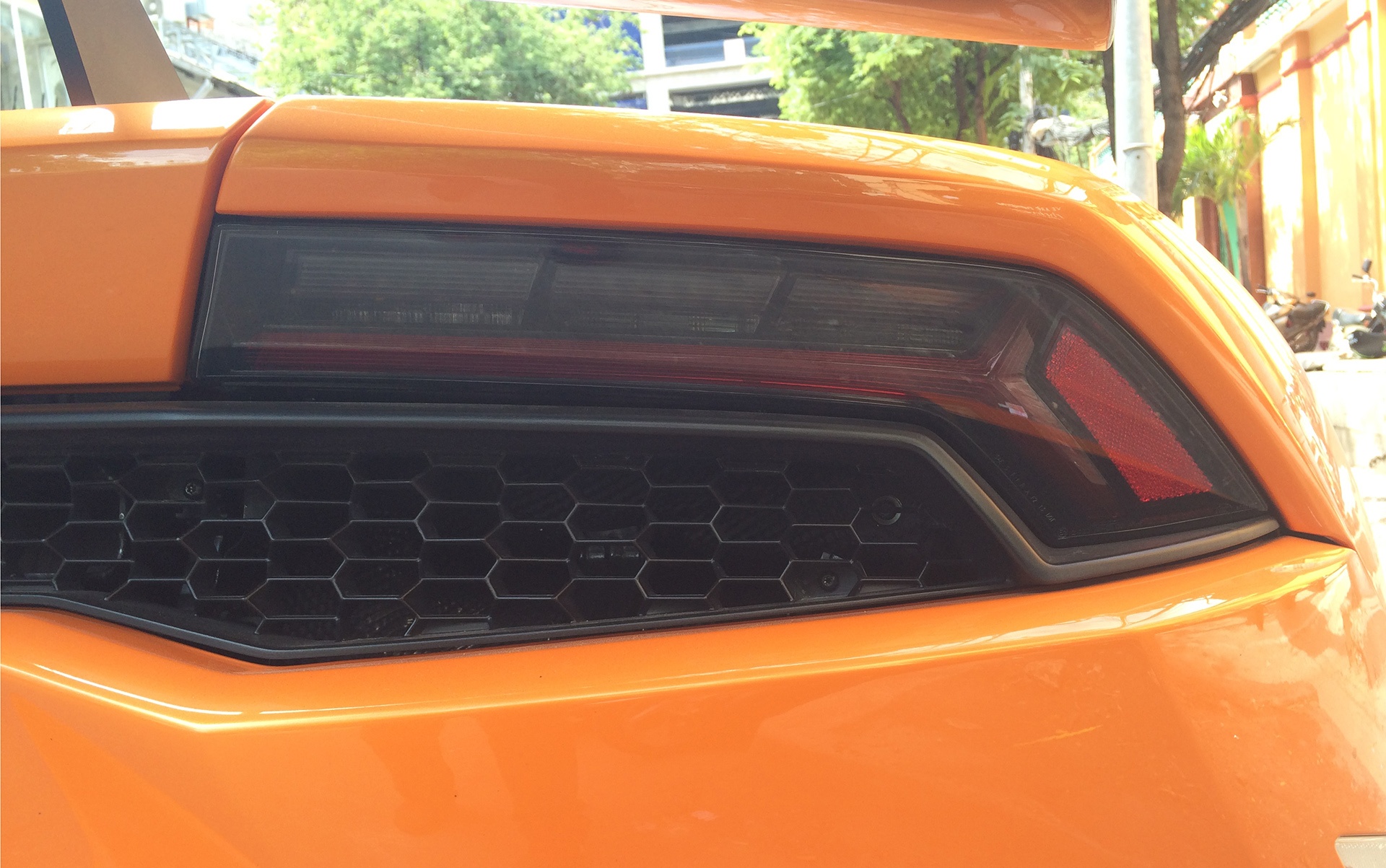 Lamborghini Huracan tại Việt Nam hiện có số lượng 6 chiếc. Siêu xe này được sản xuất thay thế cho dòng Gallardo nổi tiếng. Cung cấp sức mạnh cho xe là động cơ V10, 5.2L, công suất 610 mã lực tại 8.250 vòng/phút và mô-men xoắn cực đại 560 Nm tại 6.500 vòng/phút, có thể tăng tốc từ 0 lên 100 km/h trong 3,2 giây, từ 0 lên 200 km/h trong 9,9 giây, trước khi đạt vận tốc tối đa 325 km/h.