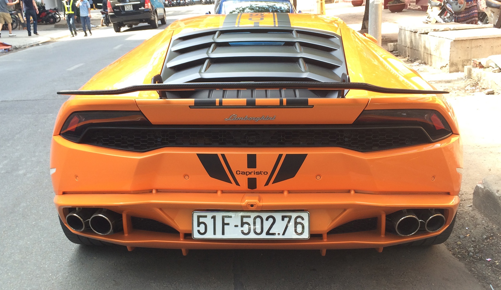 Mới đây, cánh săn ảnh tiếp tục bắt gặp siêu xe này trên phố và đã có sự thay đổi so với khi mới đưa về nước. Chủ xe đã gắn thêm cánh gió nhỏ ở phía đuôi xe.