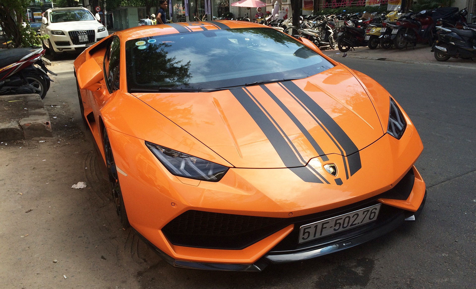 Lamborghini Huracan mau cam doc nhat Viet Nam them do choi hinh anh