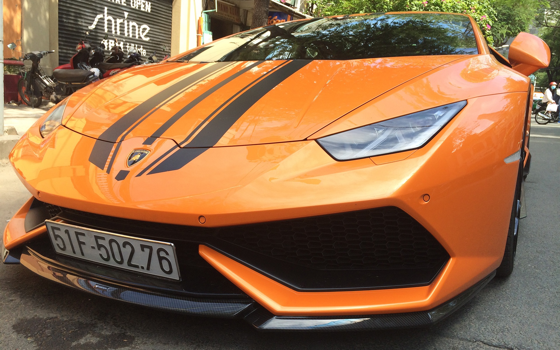 Ngoài ra, phần đầu xe có chút thay đổi, với cản trước được gắn khuếch tán gió nhỏ, 