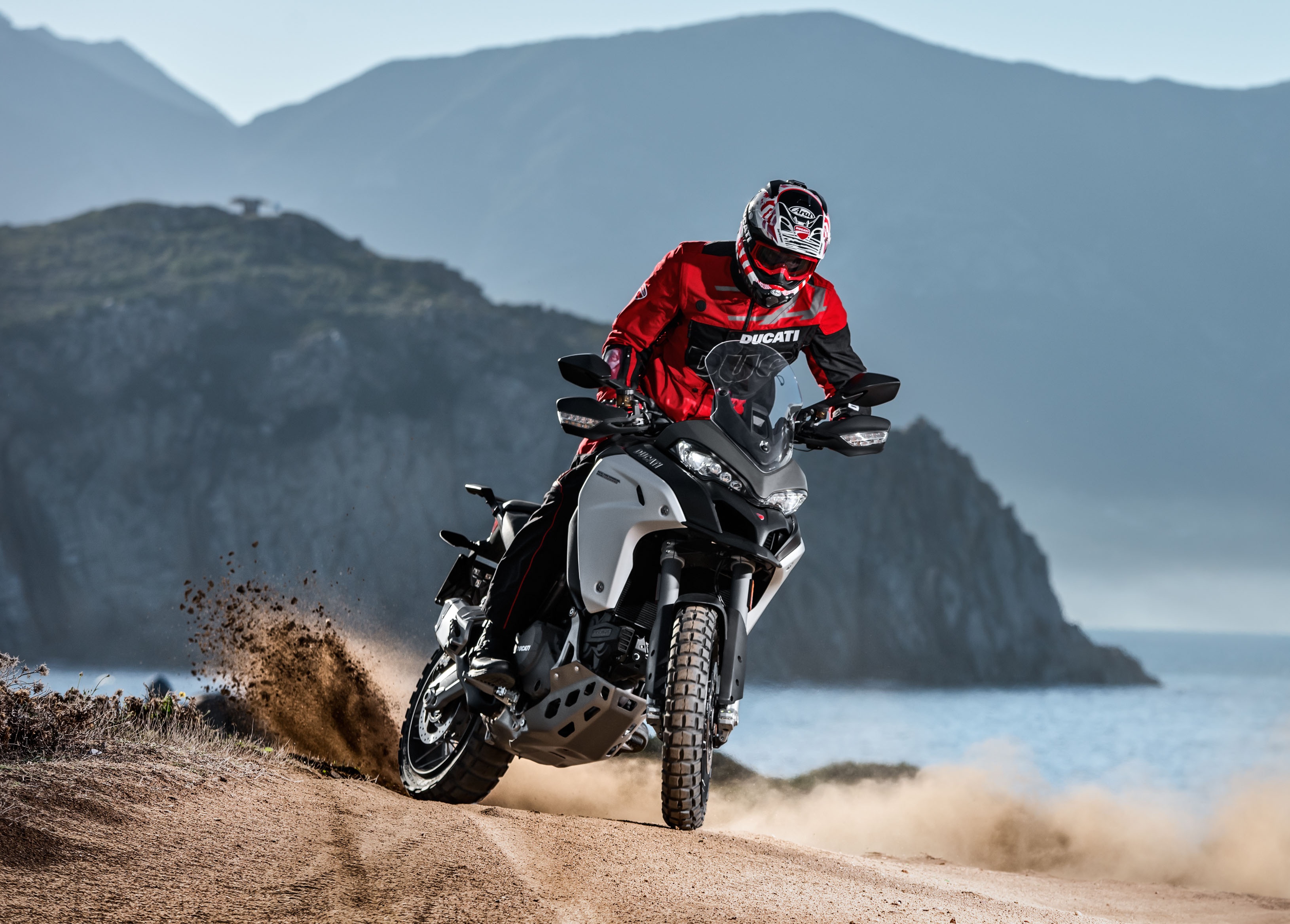 Ducati Multistrada 1200 Enduro là mẫu xe dành cho những tín đồ off-road. Chính vì vậy, thiết kế của xe cũng có những thay đổi, khi sử dụng bánh trước 19 inch và chiều cao gầm ở mức 205 mm, tăng thêm 31 mm so với những chiếc Multistrada hiện tại. Cung cấp sức mạnh cho xe vẫn là động cơ Testastretta DVT, công suất 160 mã lực, đáp ứng chuẩn Euro 4. 