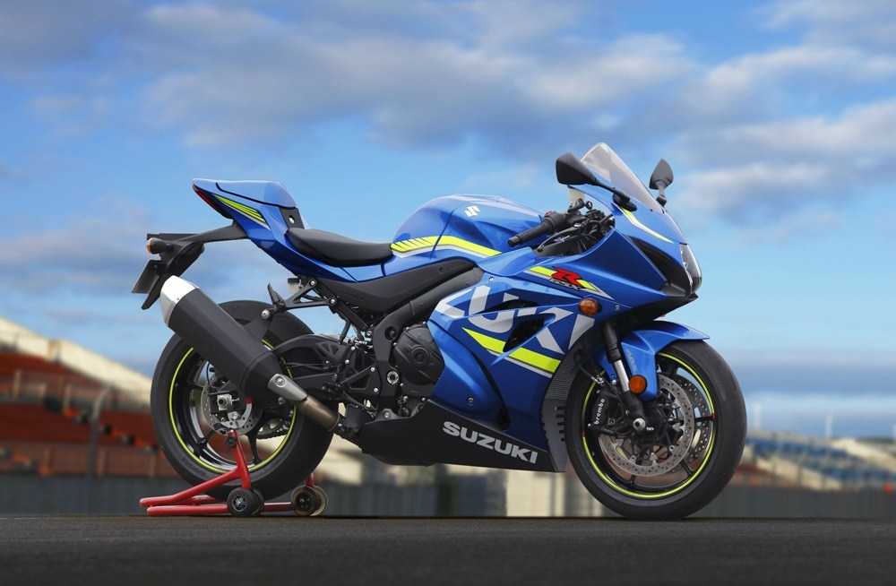 Nguyên mẫu mới nhất của chiếc GSX-R1000 trưng bày tại triển lãm EICMA 2015 có lẽ là cái tên được nhiều người chờ đợi nhất. Phiên bản thương mại của siêu mô tô mới này sẽ được công bố trong năm tới.GSX-R1000 sẽ cạnh tranh với những tên tuổi đình đám khác như Yamaha YZF-R1, Ducati 1299 Panigale... So với thế hệ cũ, GSX-R1000 thay đổi khá nhiều ở diện mạo. Đầu xe được thiết kế lại hoàn toàn, đèn pha đơn đặt chính giữa 2 hốc gió lớn. Hệ khung sườn làm từ nhôm. Cung cấp sức mạnh cho xe là động cơ 4 xi-lanh thẳng hàng 999 phân khối. GSX-R1000 có 3 chế độ lái khác nhau, cùng 10 mức độ tùy chỉnh hệ thống kiểm soát lực kéo...