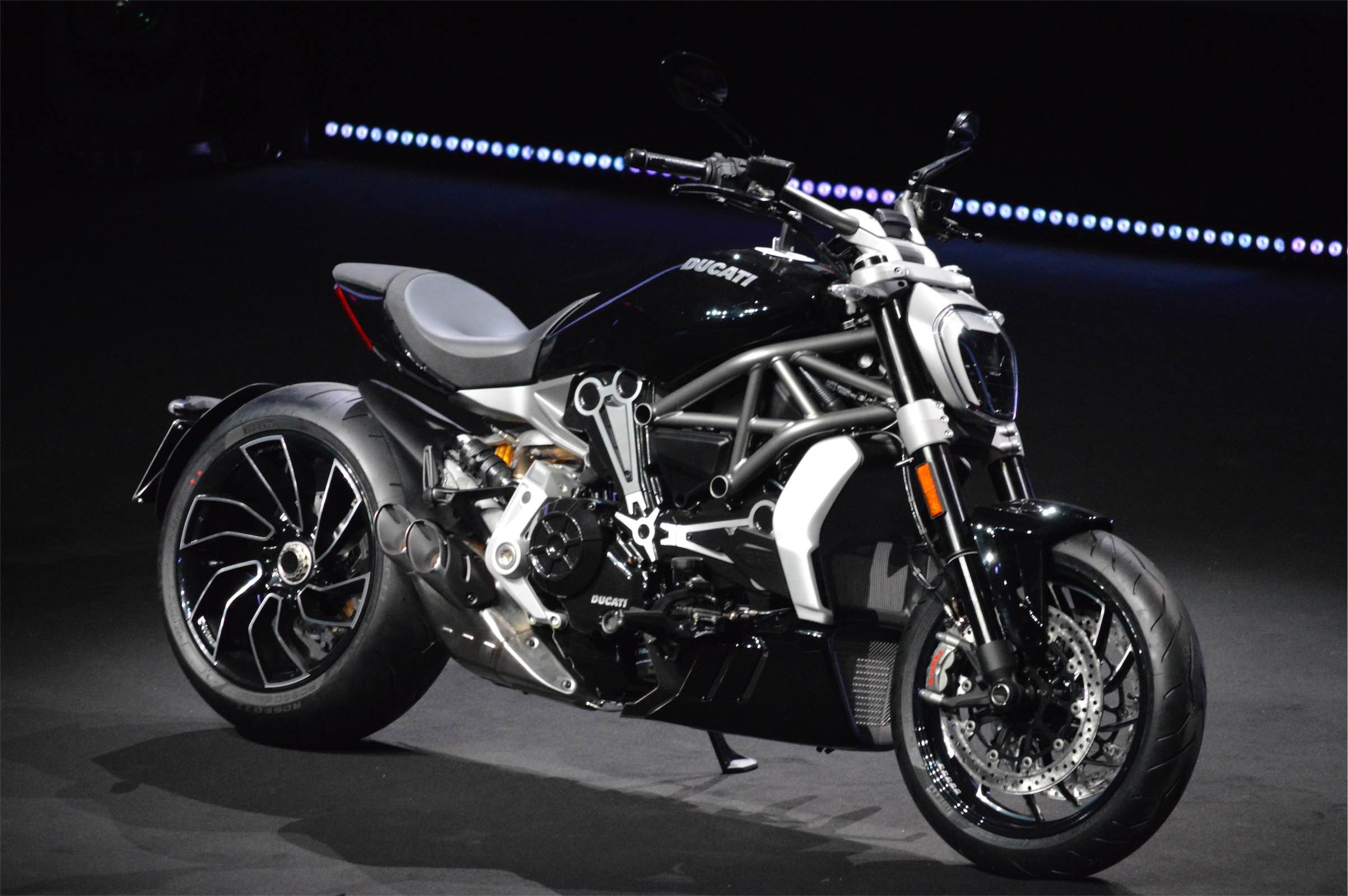 Ducati XDiavel là mẫu cruiser mới được giới thiệu tại EICMA. Xe trang bị động cơ Testastretta, V-twin, 1.262 phân khối, tích hợp hệ thống van biến thiên DVT, cho công suất 156 mã lực. Xe sử dụng dây đai dẫn động. Giá bán của mẫu cruiser mới này khoảng 15.795 bảng. 