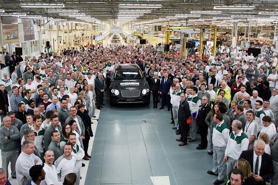 Sieu SUV Bentley Bentayga dau tien xuat xuong hinh anh