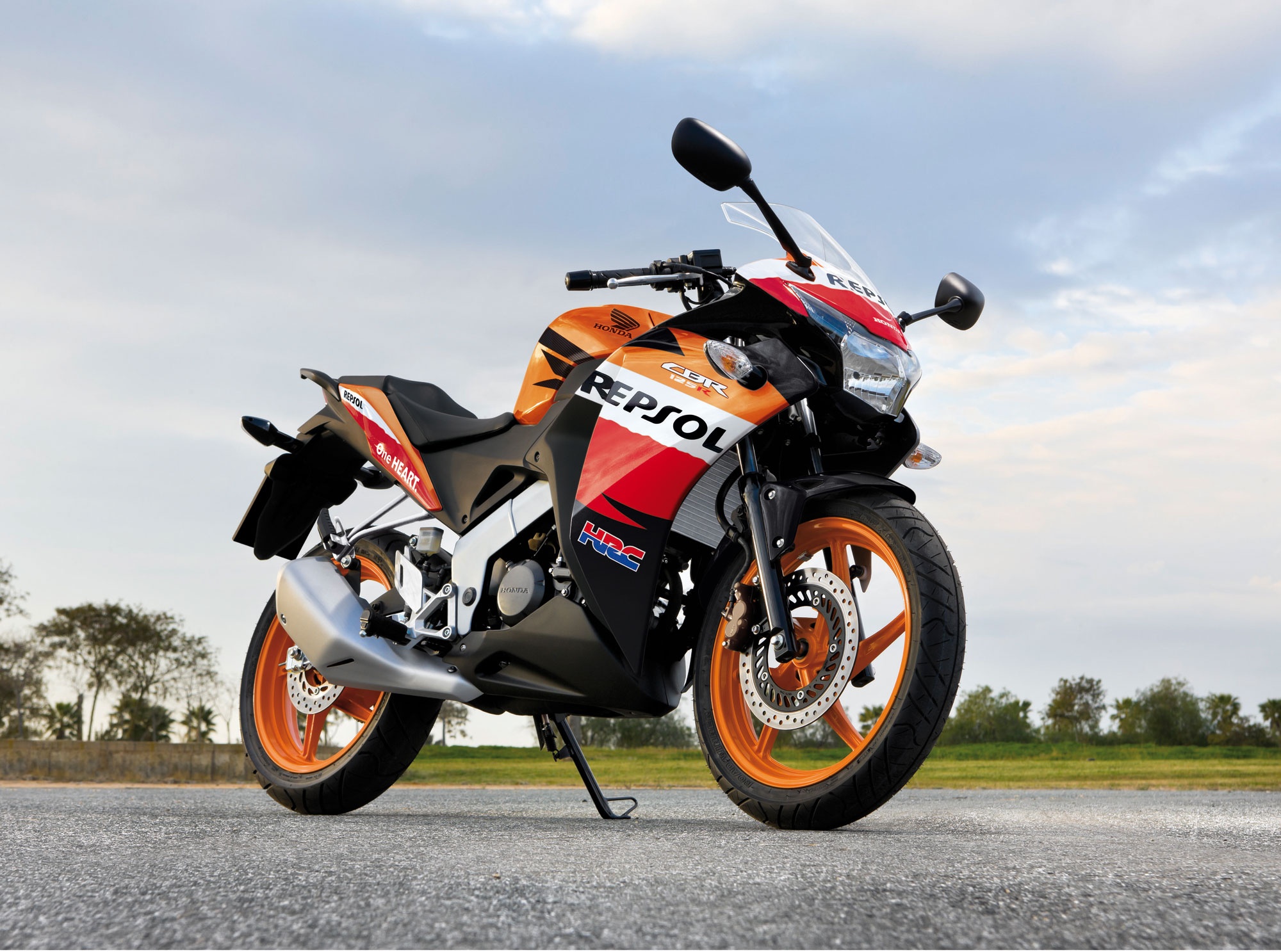 CBR125R đạt mức đăng ký 619 xe. Mẫu sportbike Nhật Bản hướng đến những người dùng mới làm quen với xe côn tay hay những khách hàng tìm kiếm một chiếc xe thể thao để phục vụ việc đi lại hàng ngày. Xe dùng động cơ xi-lanh đơn, 124,7 phân khối, SOHC, làm mát bằng dung dịch, công suất 9,8 kW tại 10.000 vòng/phút và mô-men xoắn cực đại 10,4 Nm tại 8.000 vòng/phút. 