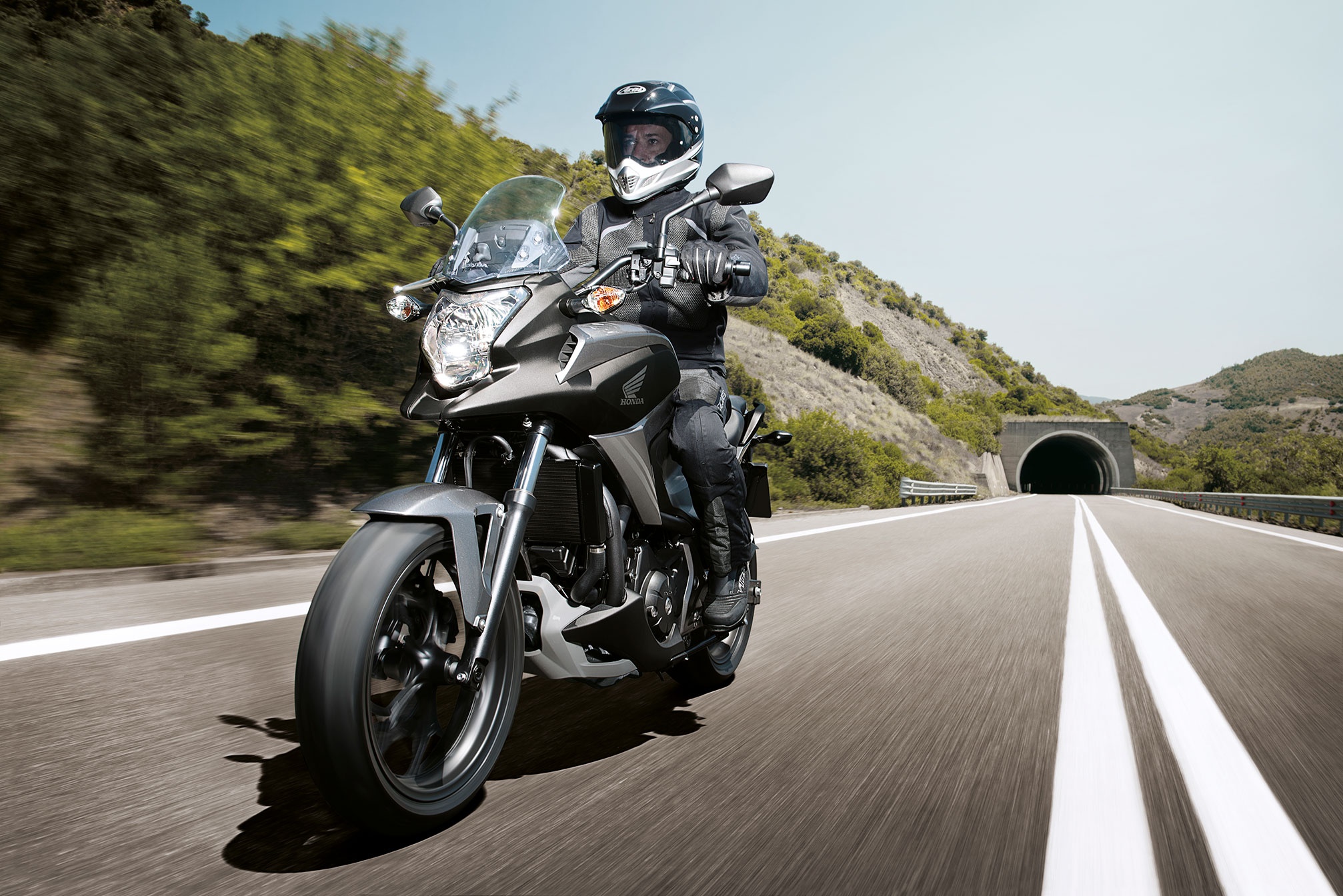 Trong khoảng 6 tháng, NC750XA có số đăng ký mới 289 xe. Mẫu adventure này được trang bị động cơ xi-lanh đôi, dung tích 745 cc, làm mát bằng dung dịch, công suất 54 mã lực tại 6.250 vòng/phút và mô-men xoắn cực đại 68 Nm tại 4.750 vòng/phút. Đi cùng hộp số 6 cấp. NC750AX sở hữu khung sườn ống thép hình kim cương. Giảm xóc up-side-down đường kính 41 mm phía trước, hành trình 153.5 mm. Phía sau sử dụng giảm sóc monoshock hành trình 150 mm. Xe trang bị chống bó cứng phanh ABS trên cả 2 bánh. 