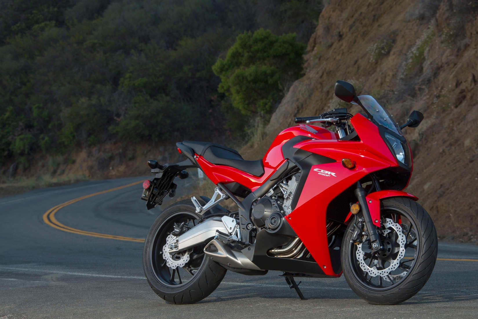 So với bản naked bike, CBR650FA có doanh số bán tốt hơn, với 374 xe đăng ký mới trong khoảng 6 tháng. Trái tim của mẫu xe này không có sự khác biệt so với người anh em. Mặc dù vậy, giá bán của CBR650FA cao hơn khoảng 2.000 bảng so với CB650FA.