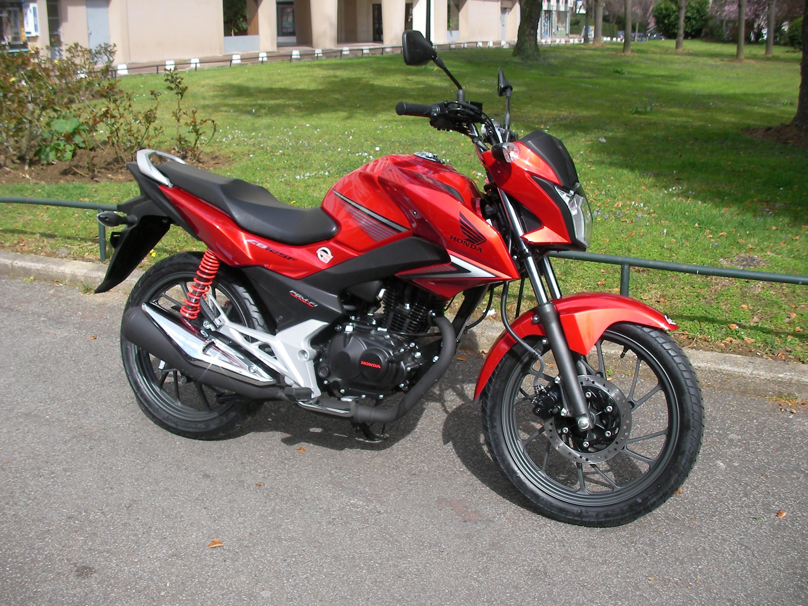 CB125F có số lượng đăng ký mới 381 chiếc. Mẫu naked bike cỡ nhỏ của Honda sở hữu kiểu dáng thể thao, khỏe khoắn. Xe sử dụng động cơ xi-lanh đơn 124,7 phân khối, làm mát bằng không khí, công suất 10,6 mã lực tại 7.750 vòng/phút và mô-men xoắn cực đại 10,3 Nm tại 6.250 vòng/phút. 