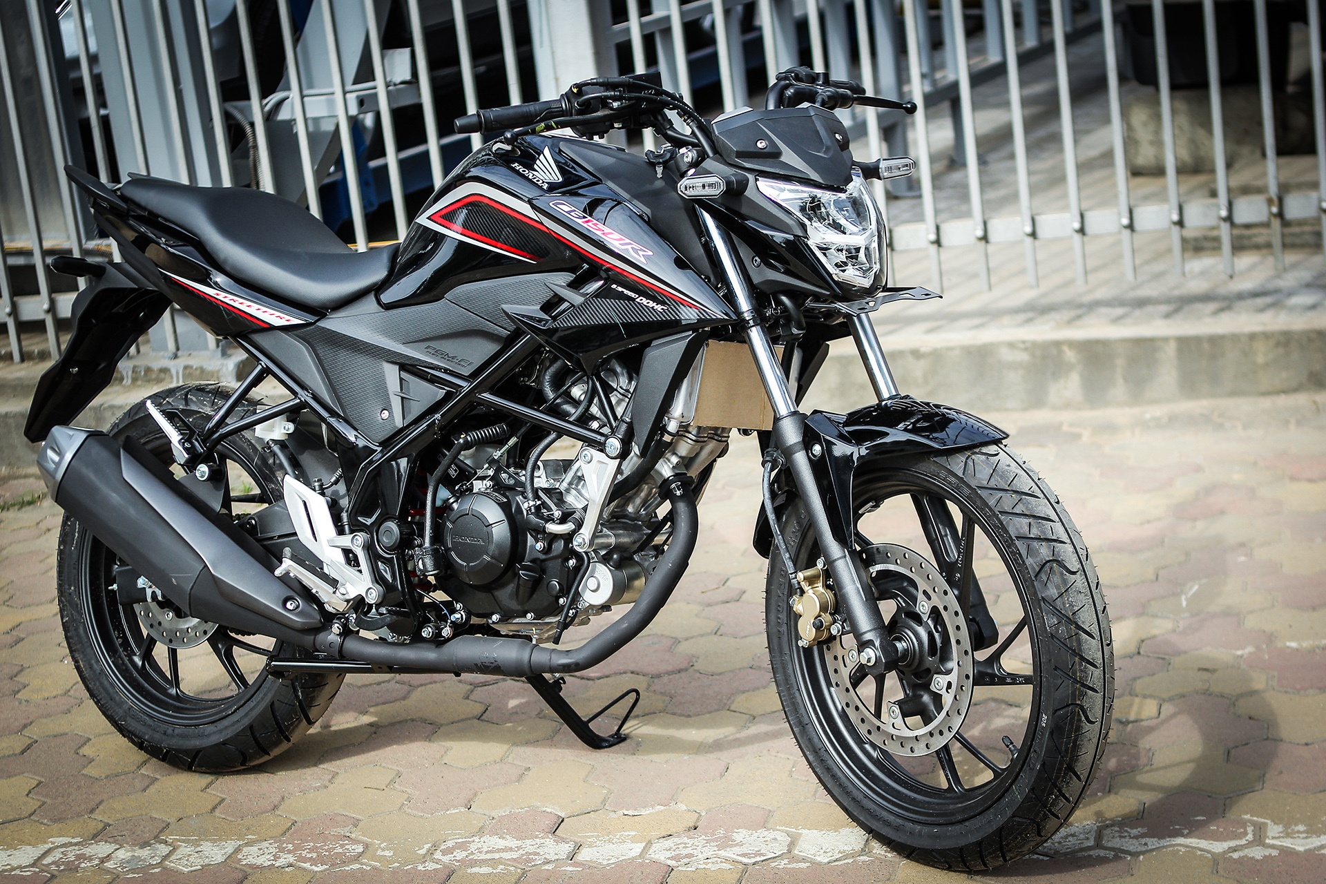 Tại thị trường Việt Nam, CB150R StreetFire 2016 hiện chưa được phân phối chính hãng. Xe được nhập khẩu bởi các đại lý kinh doanh tư nhân và có giá bán khoảng hơn 100 triệu đồng (tham khảo tại Thưởng Motor, Hà Nội).