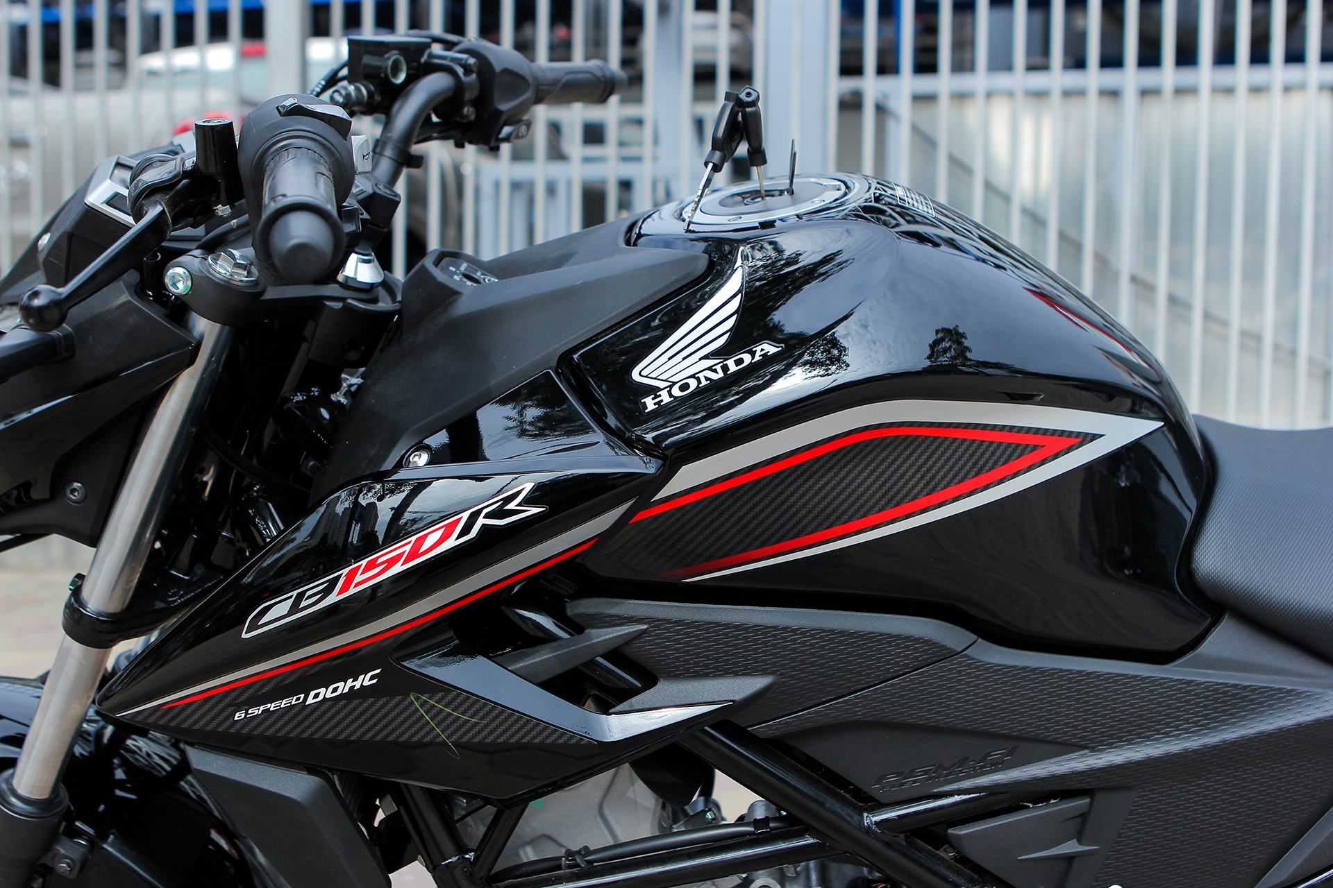 Bình xăng nhô cao như nhiều mẫu xe thể thao khác. Dàn vỏ ốp góc canh, với kiểu dáng nhoài về phía trước. Dung tích bình xăng 12 lít. 