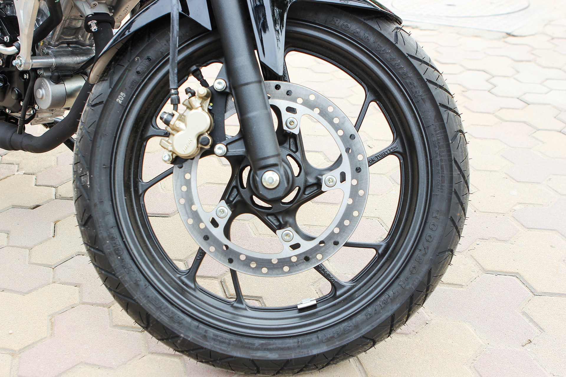 Bánh trước và bánh sau đều sử dụng lốp không săm, kích thước lần lượt  100/80 và 130/70. Vành đúc được thiết kế lại so với phiên bản trước. Cả hai bánh được trang bị phanh đĩa. 