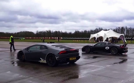 Do suc Huracan va Porsche 918 Spyder tren duong thang hinh anh