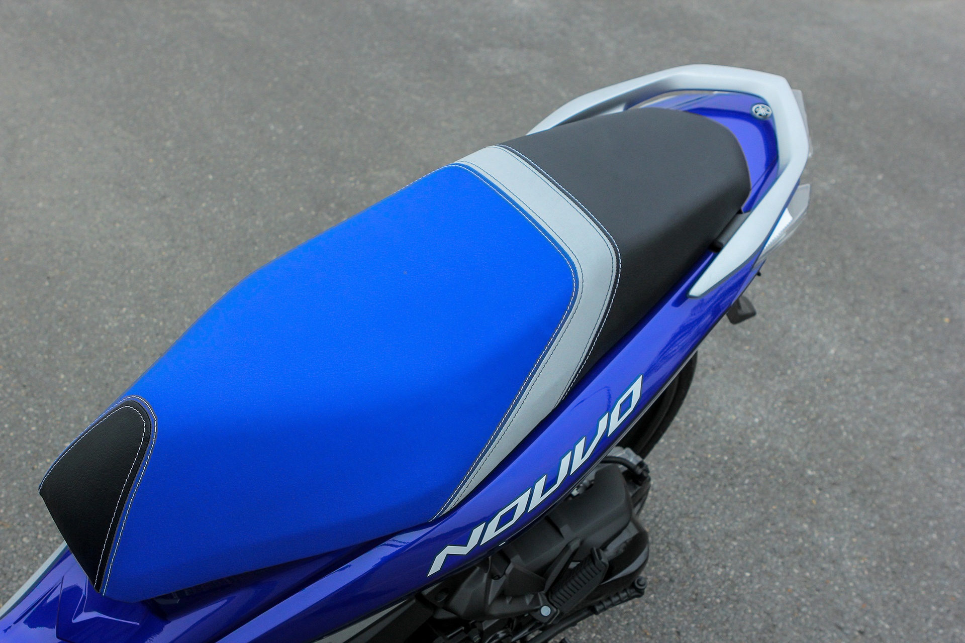 Yên xe của Nouvo GP 2016 được phối lại màu sơn, sử dụng tông màu xanh thay cho màu xám. Màu sắc này hợp với tổng thể của chiếc xe. 