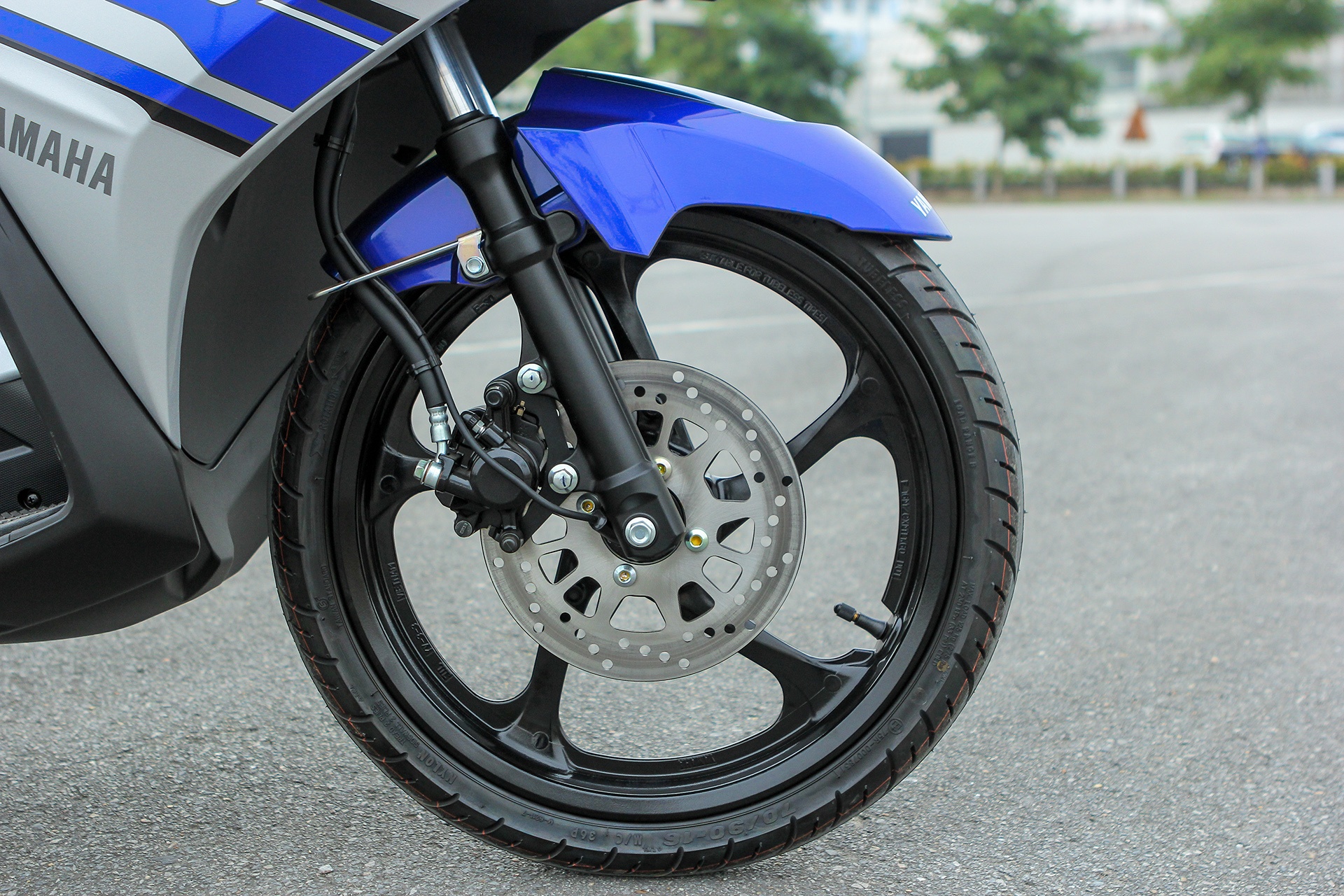 Xe sử dụng phanh đĩa phía trước và tang trống phía sau. 