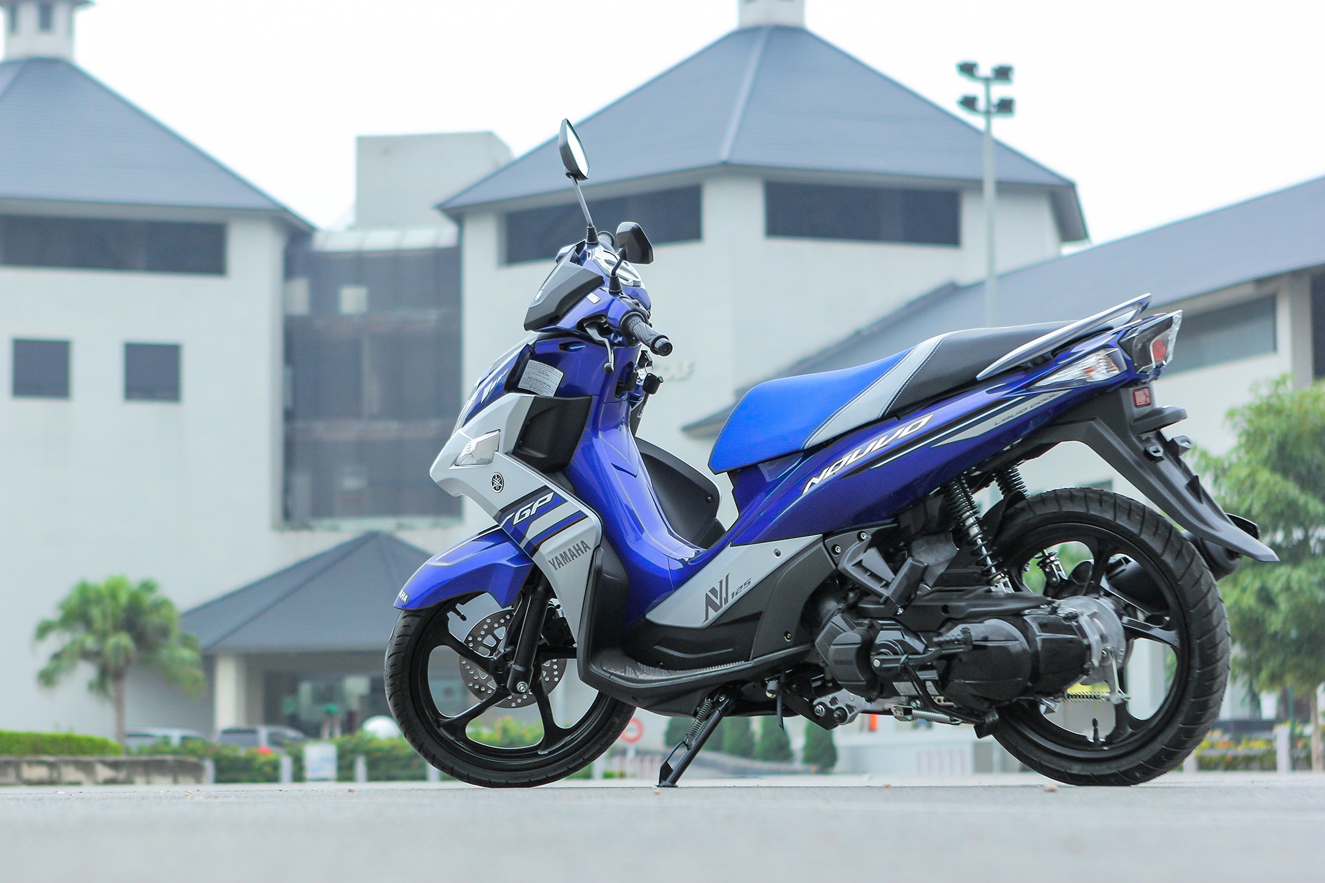 Can canh Yamaha Nouvo GP 2016 voi bo tem moi hinh anh