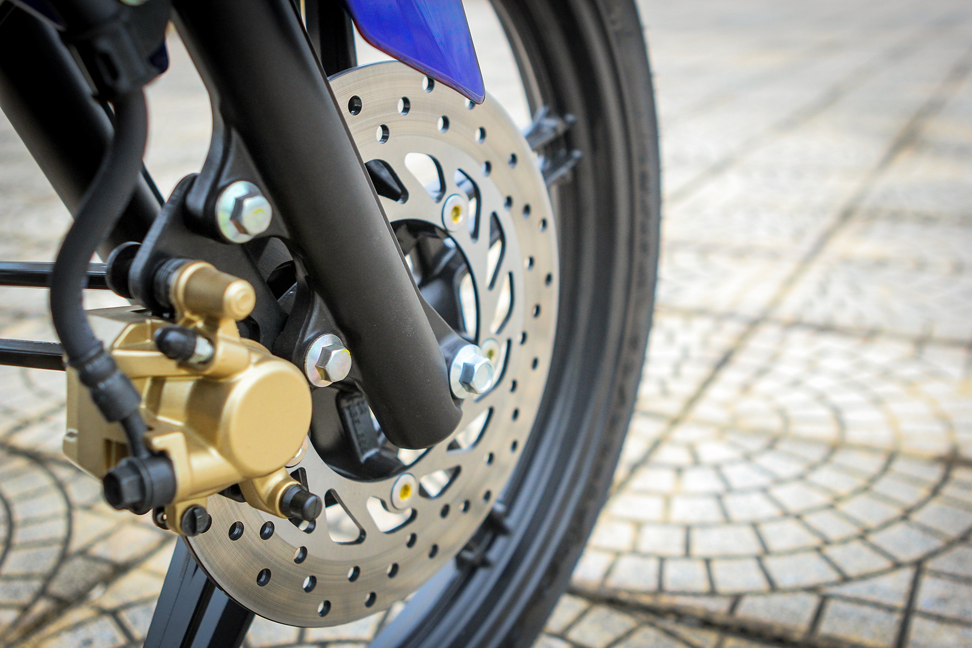 Mẫu xe côn tay 150 phân khối của Yamaha được trang bị phanh đĩa cả phía trước và sau. 