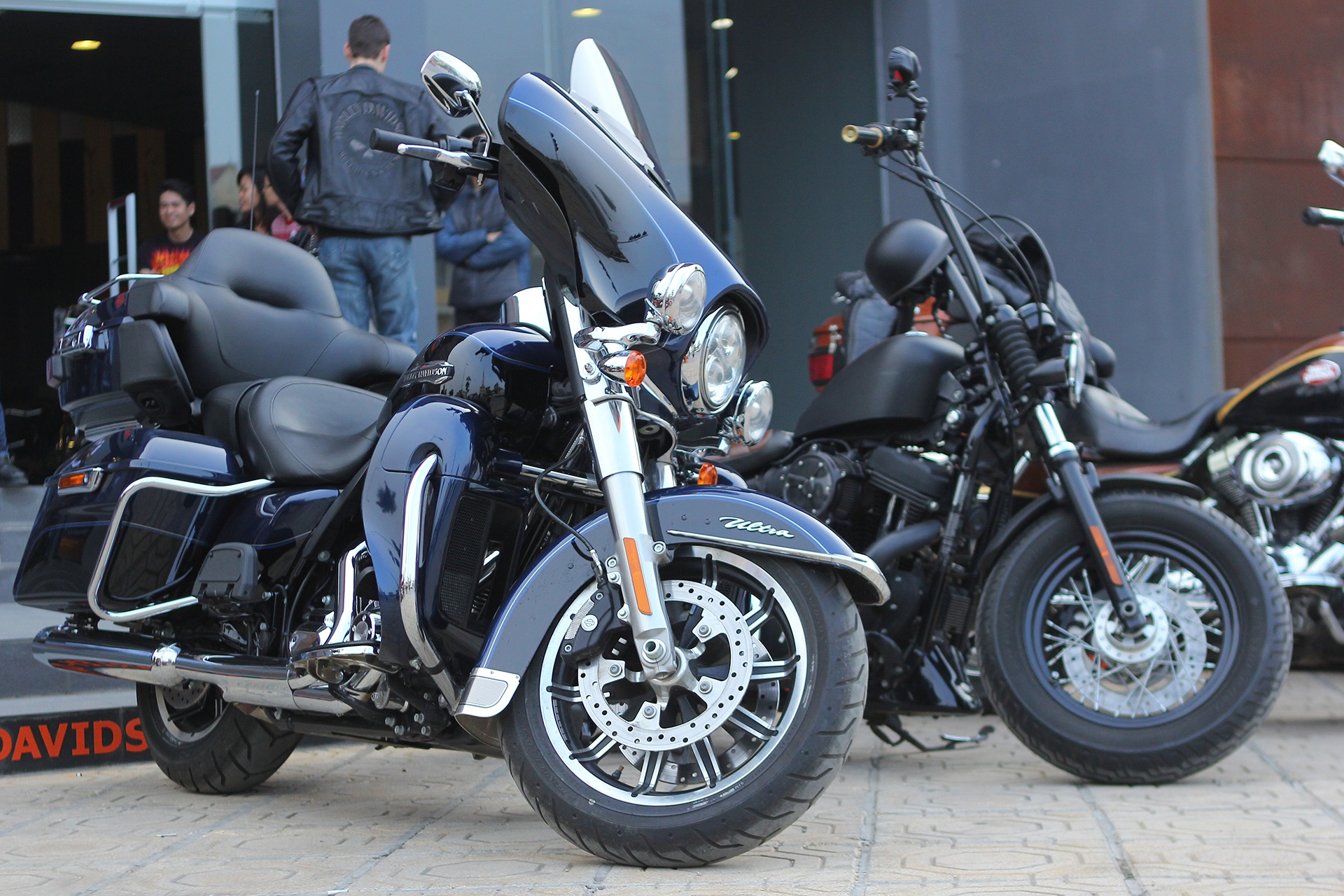 Đây cũng là dịp để những người yêu thích xe có cơ hội chiêm ngưỡng nhiều mẫu xe Harley-Davidson độc, đắt của chính người chơi xe mang đến showroom. 