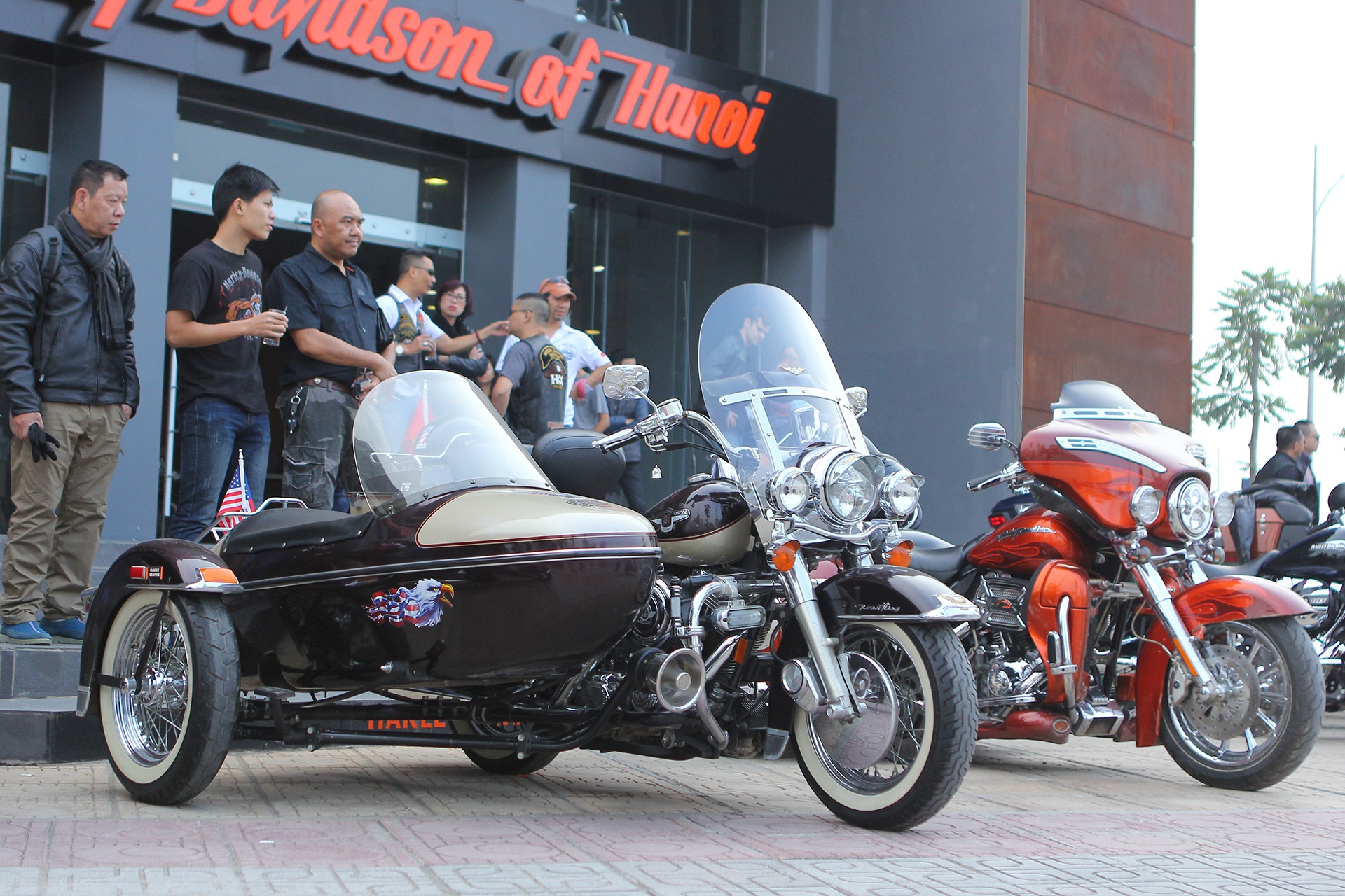 Sáng 13/12, nhiều người sử dụng xe Harley-Davidson tại Hà Nội đã có mặt tại showroom của thương hiệu xe Mỹ tại Long Biên. 