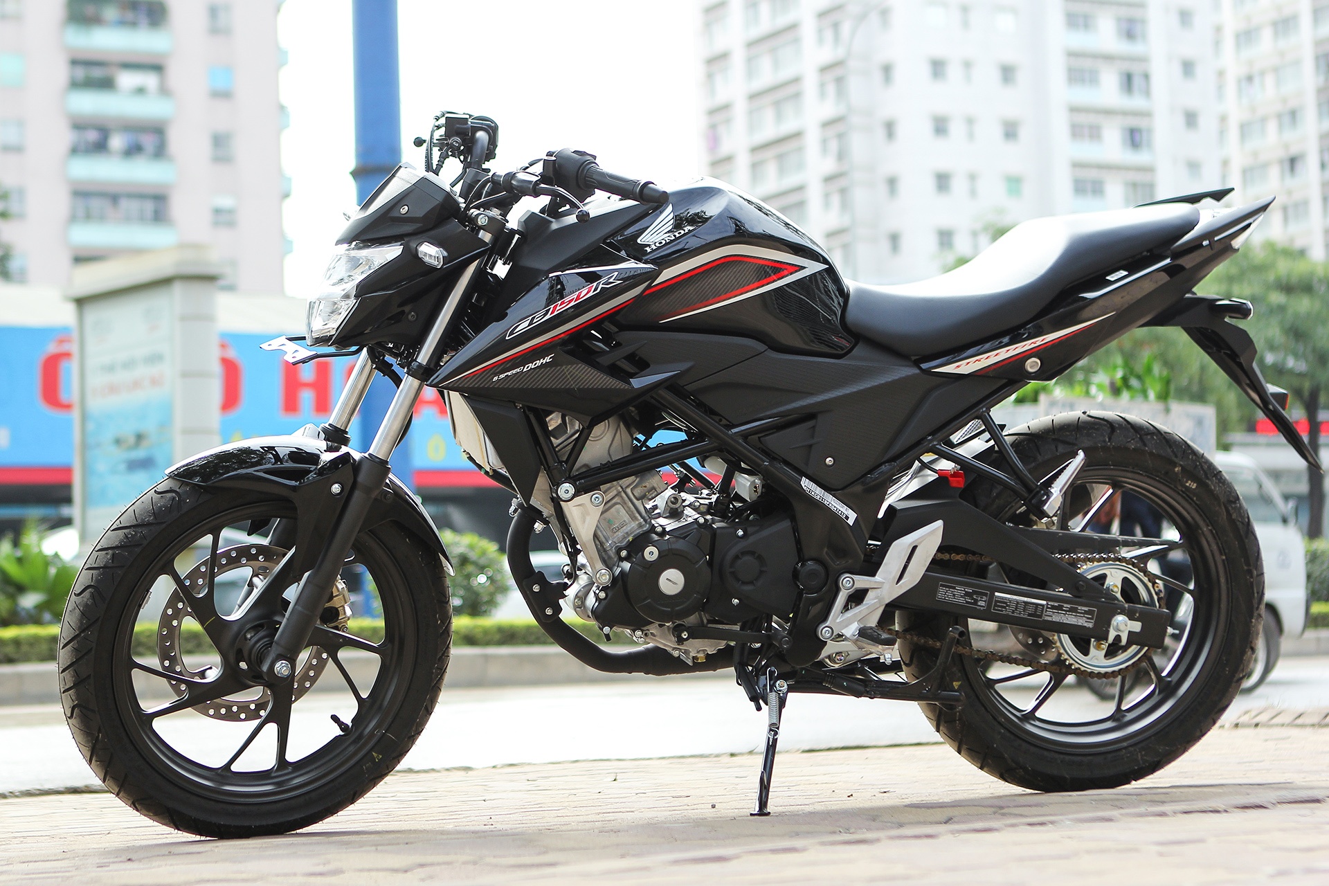 Honda CB150R 2016 so dang voi Yamaha FZ150i hinh anh