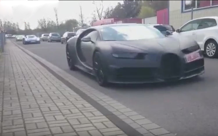 Bugatti Chiron xuat hien cung dan sieu xe tren pho hinh anh