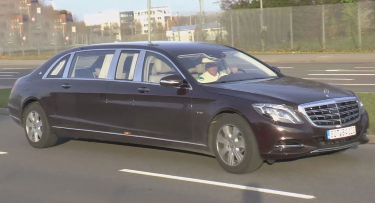 Limo Mercedes-Maybach S600 Pullman lan banh tren duong hinh anh