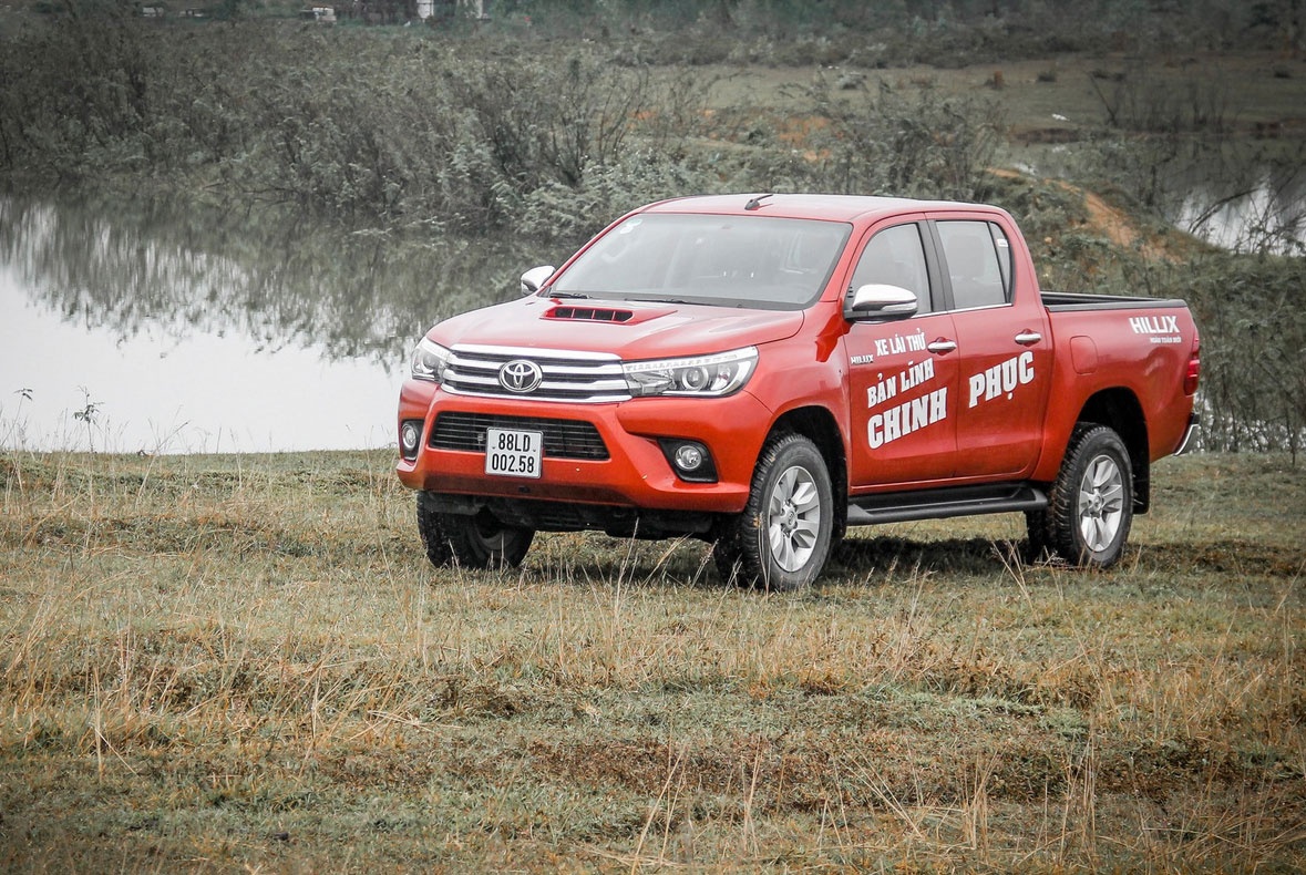 Chi tiet Toyota Hilux ban cao nhat gia gan 900 trieu dong hinh anh