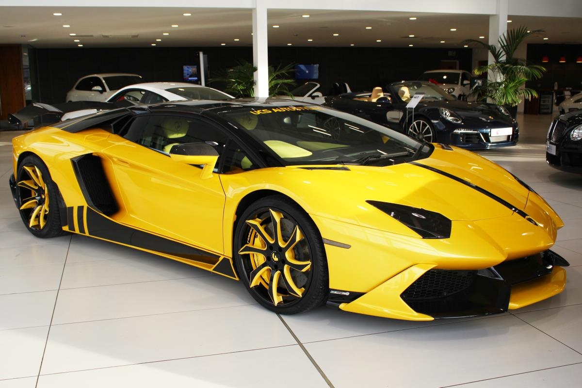 Rao ban sieu xe Lamborghini Aventador mui tran do hinh anh