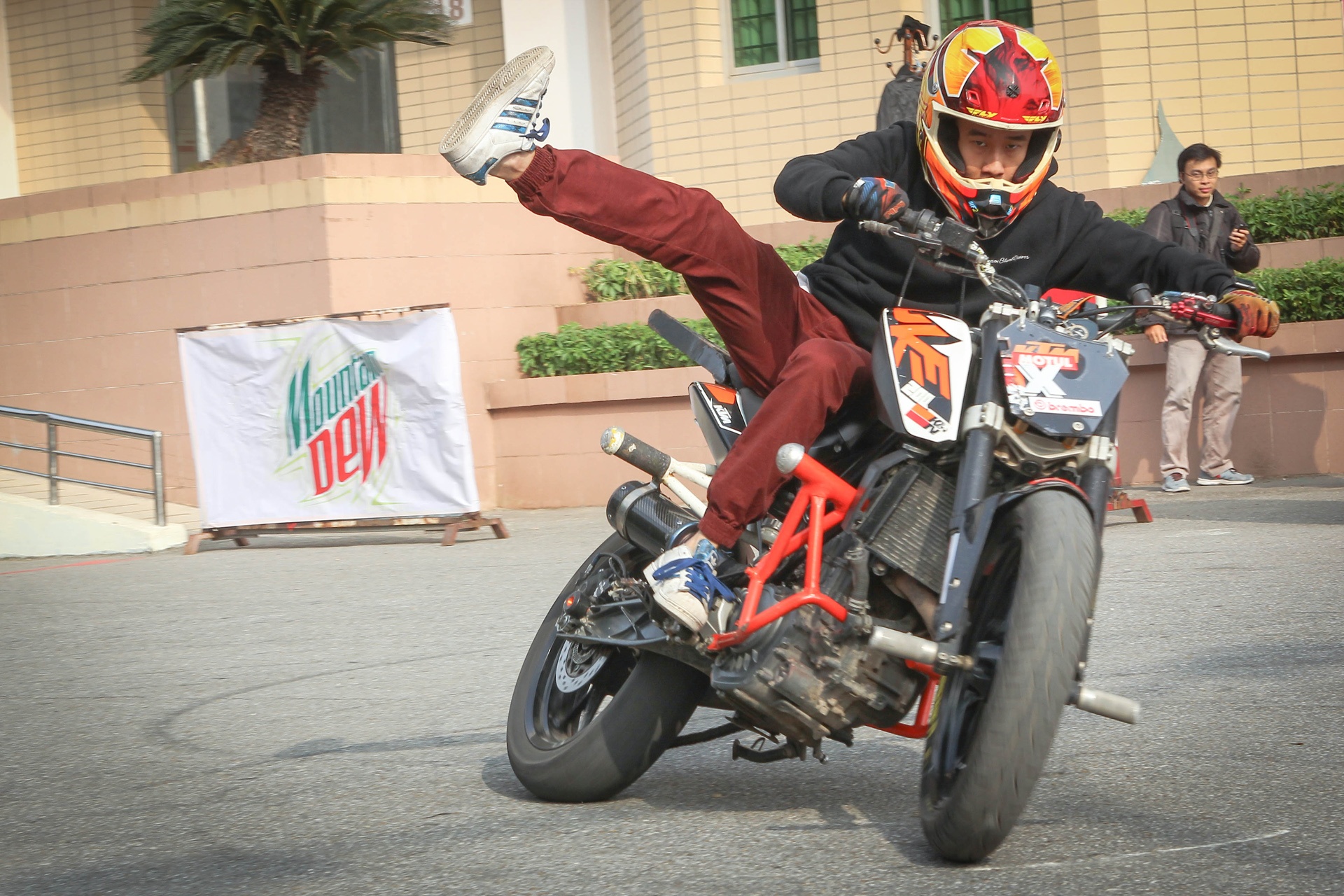 Biker tre thi tai bieu dien xe mao hiem tai Ha Noi hinh anh