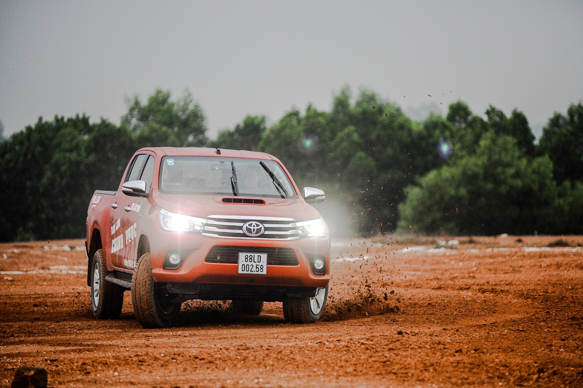 Chay thu Hilux 3.0G AT: Hon ca mot chiec xe ban tai hinh anh