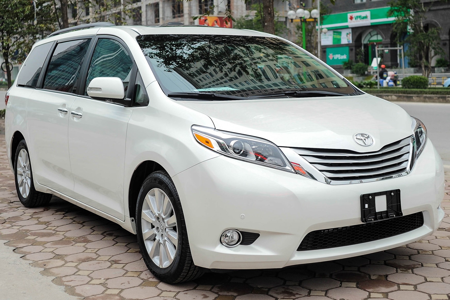 Toyota Sienna Limited 2016 co mat tai Ha Noi hinh anh