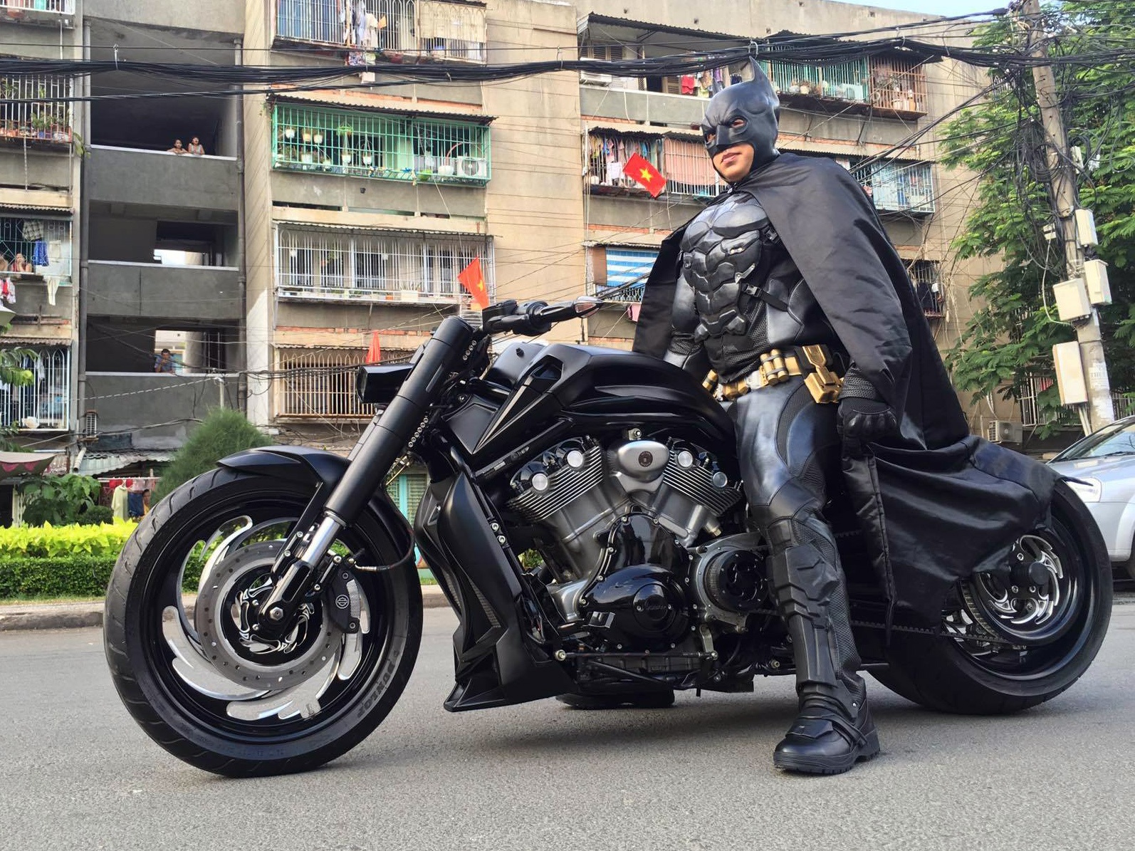 Batman phien ban Viet xuat hien tren duong pho Sai Gon hinh anh