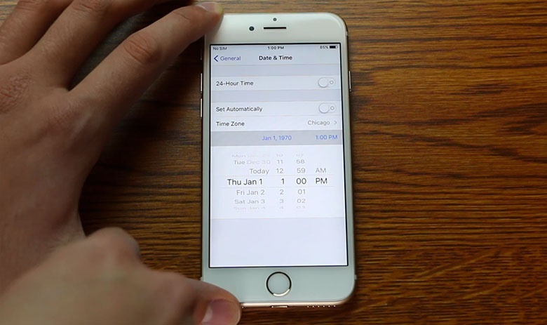 Chinh ngay gio cung co the bien iPhone thanh cuc gach hinh anh