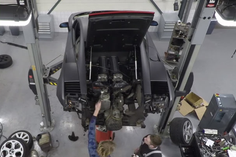 Quy trinh thao dong co Lamborghini Gallardo trong 3 phut hinh anh