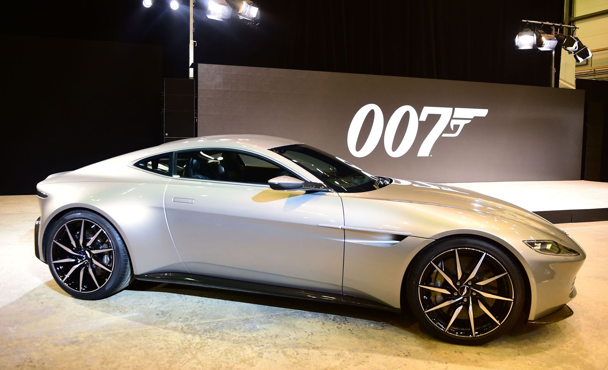Aston Martin DB10 cua James Bond dau gia 3,5 trieu USD hinh anh