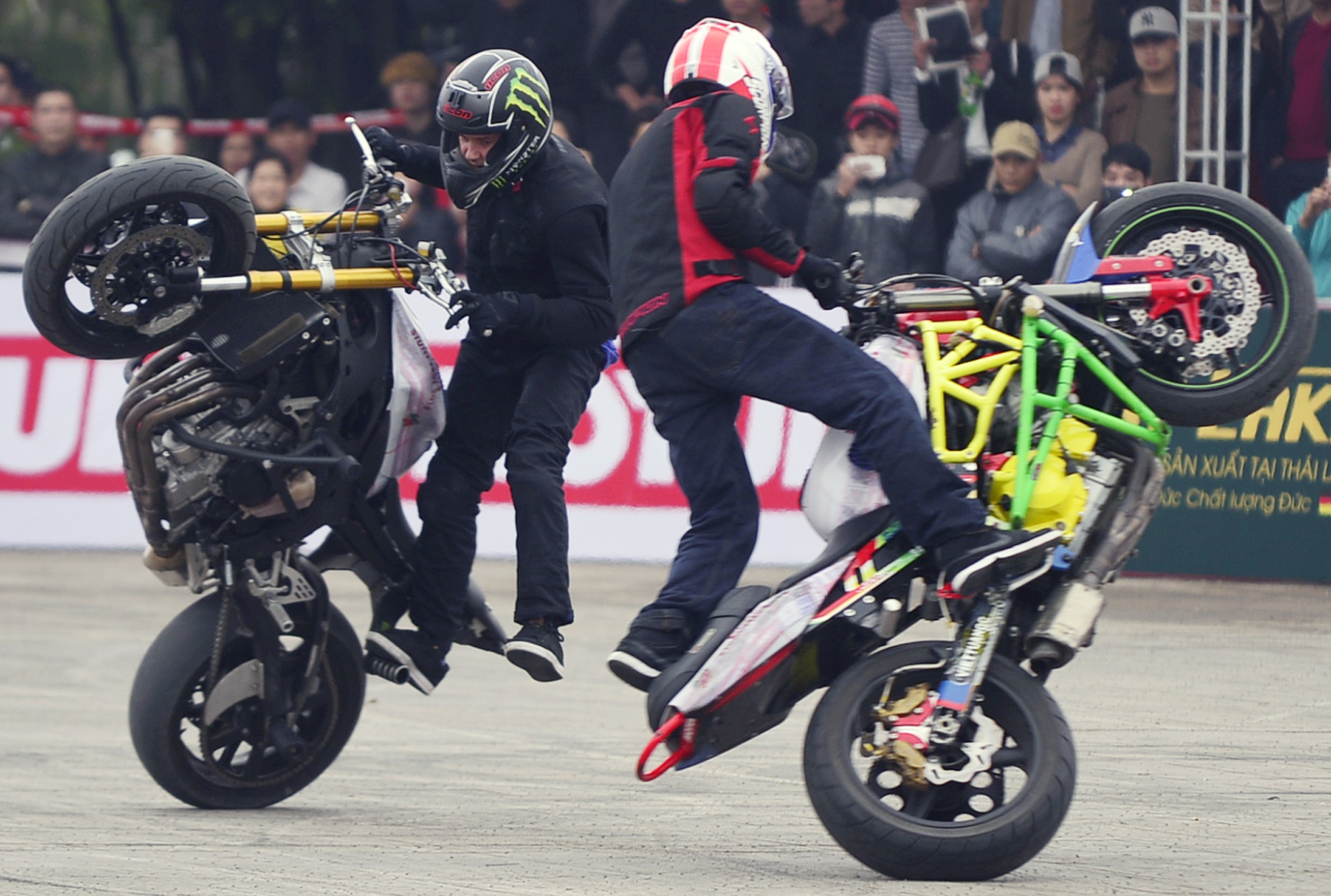 3 stunter hang dau the gioi bieu dien xe mao hiem tai Ha Noi hinh anh